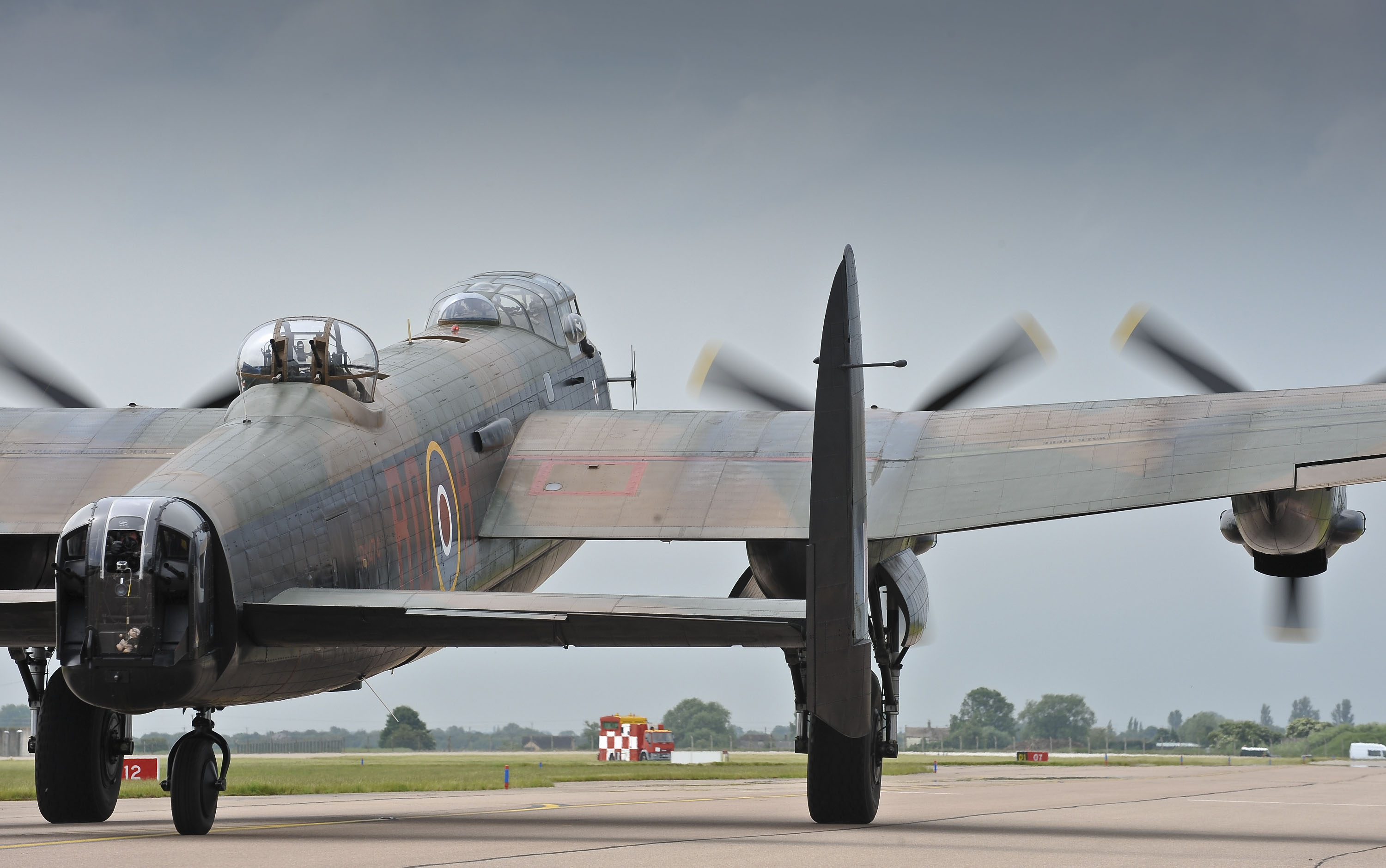 Lancaster da BBMF a preparar-se para descolar para lançar papoilas sobre o Bomber Command Memorial