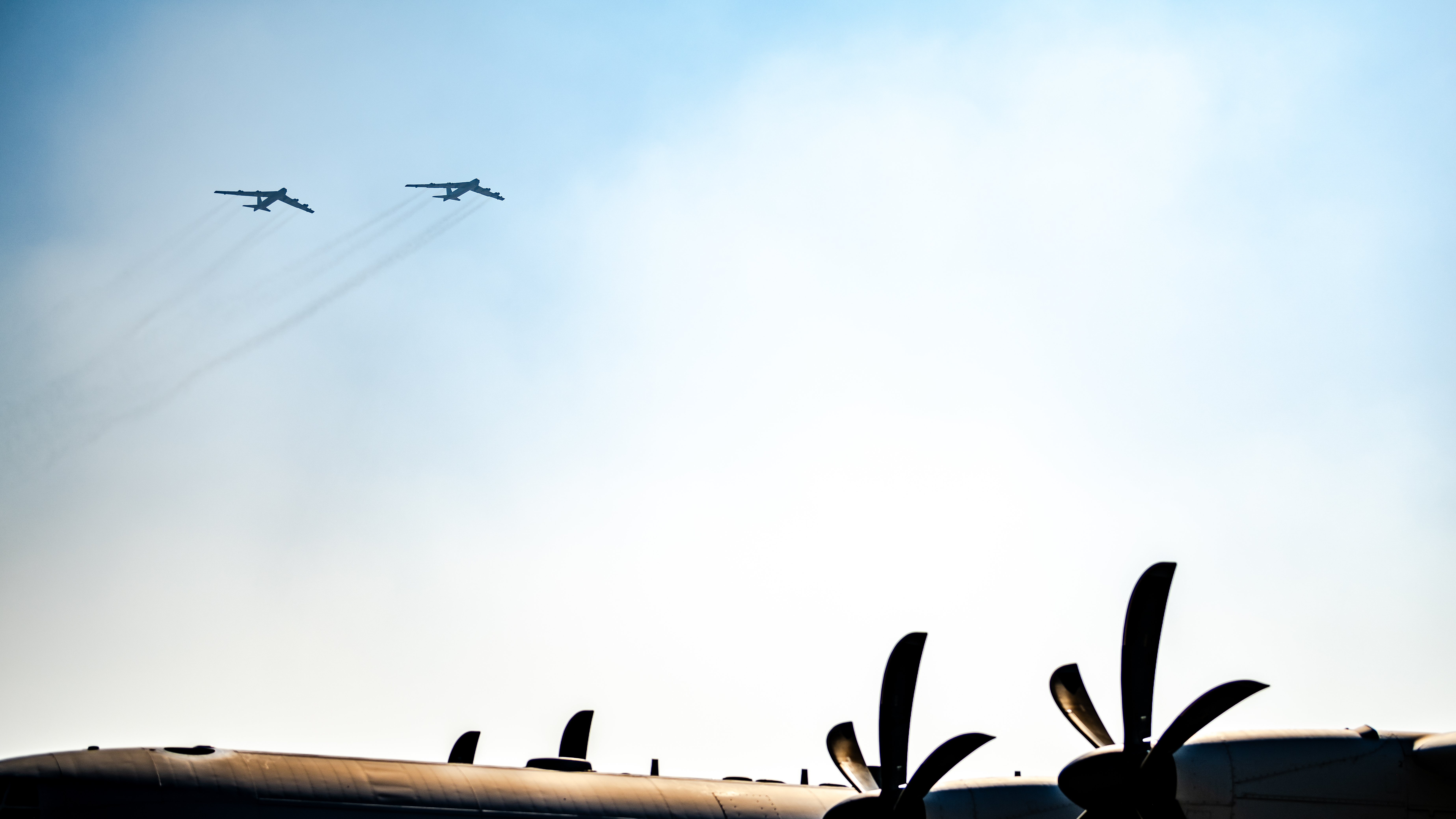 Bahrain International Airshow 2024 — B-52H Stratofortress en vuelo