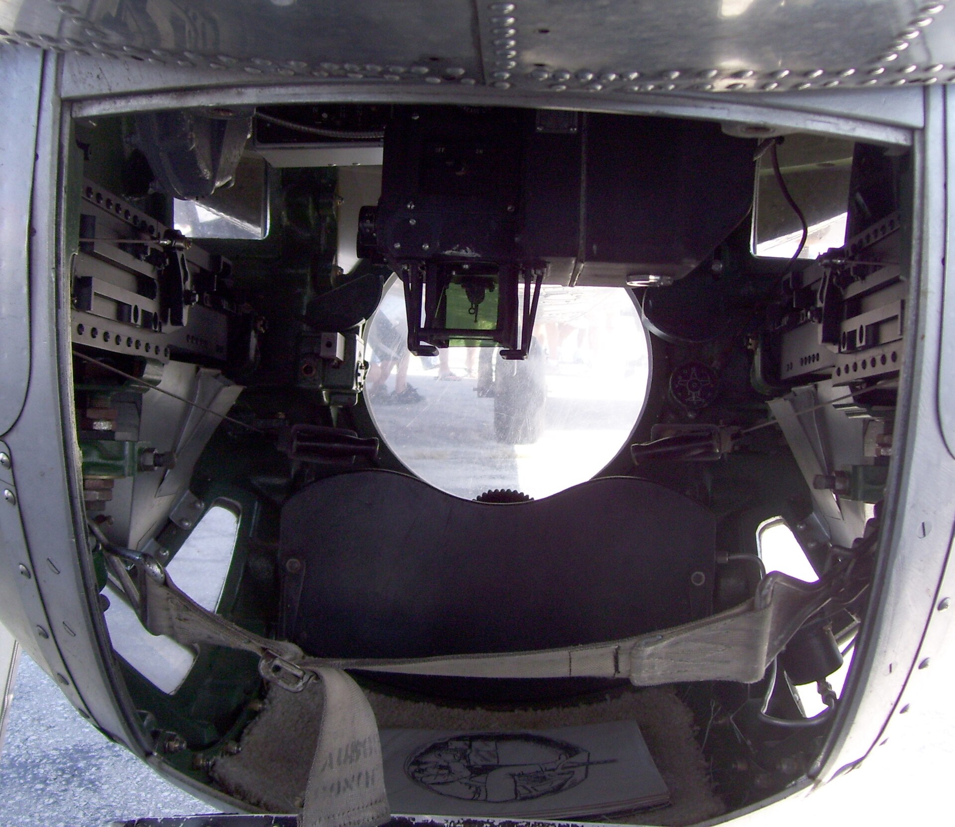 Torreta esférica en el interior de un B-17