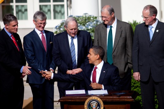 Barack Obama firma il Weapons Systems Acquisition Reform Act