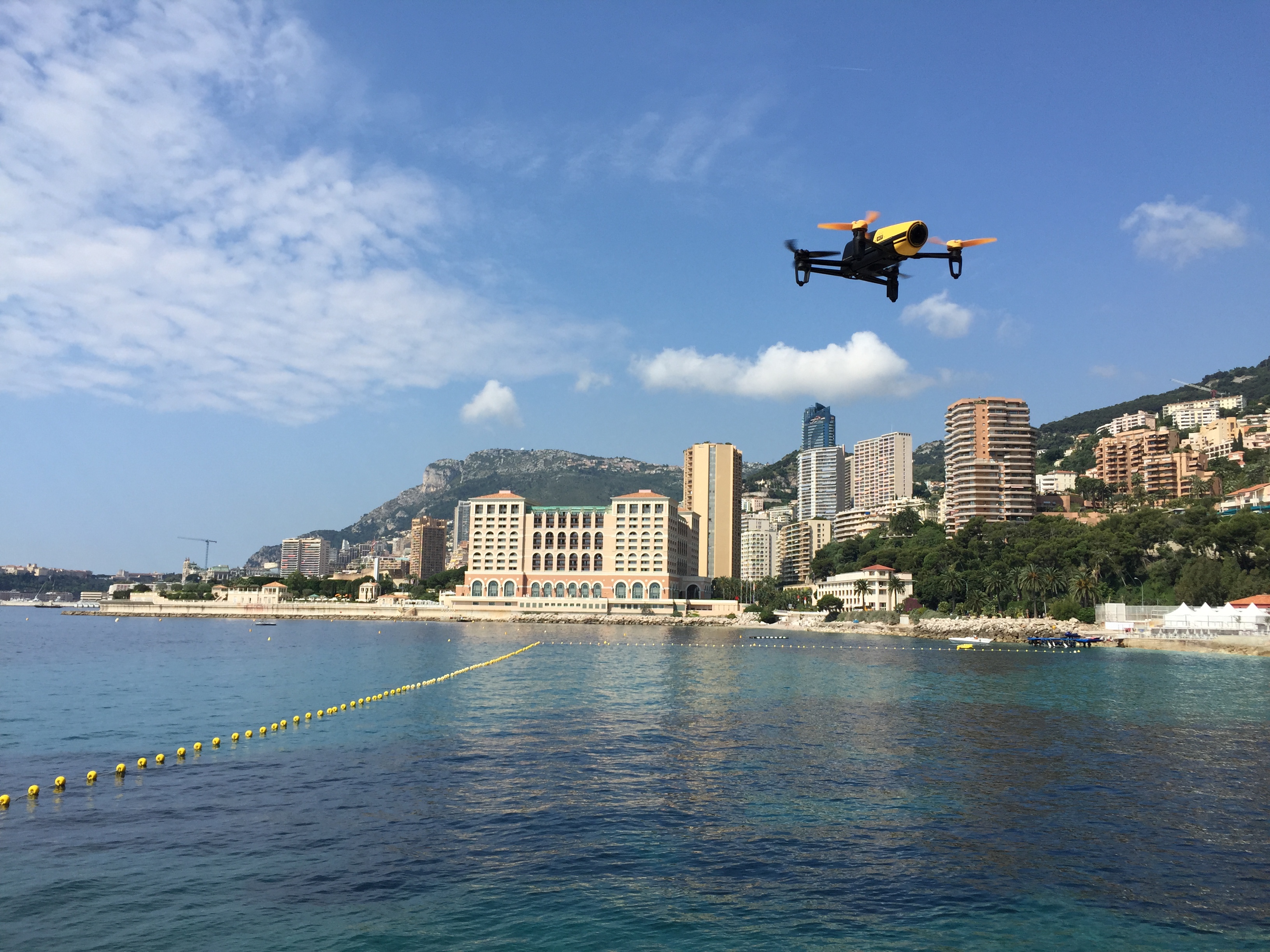 Drone Bebop sobrevoando a baía de Mónaco
