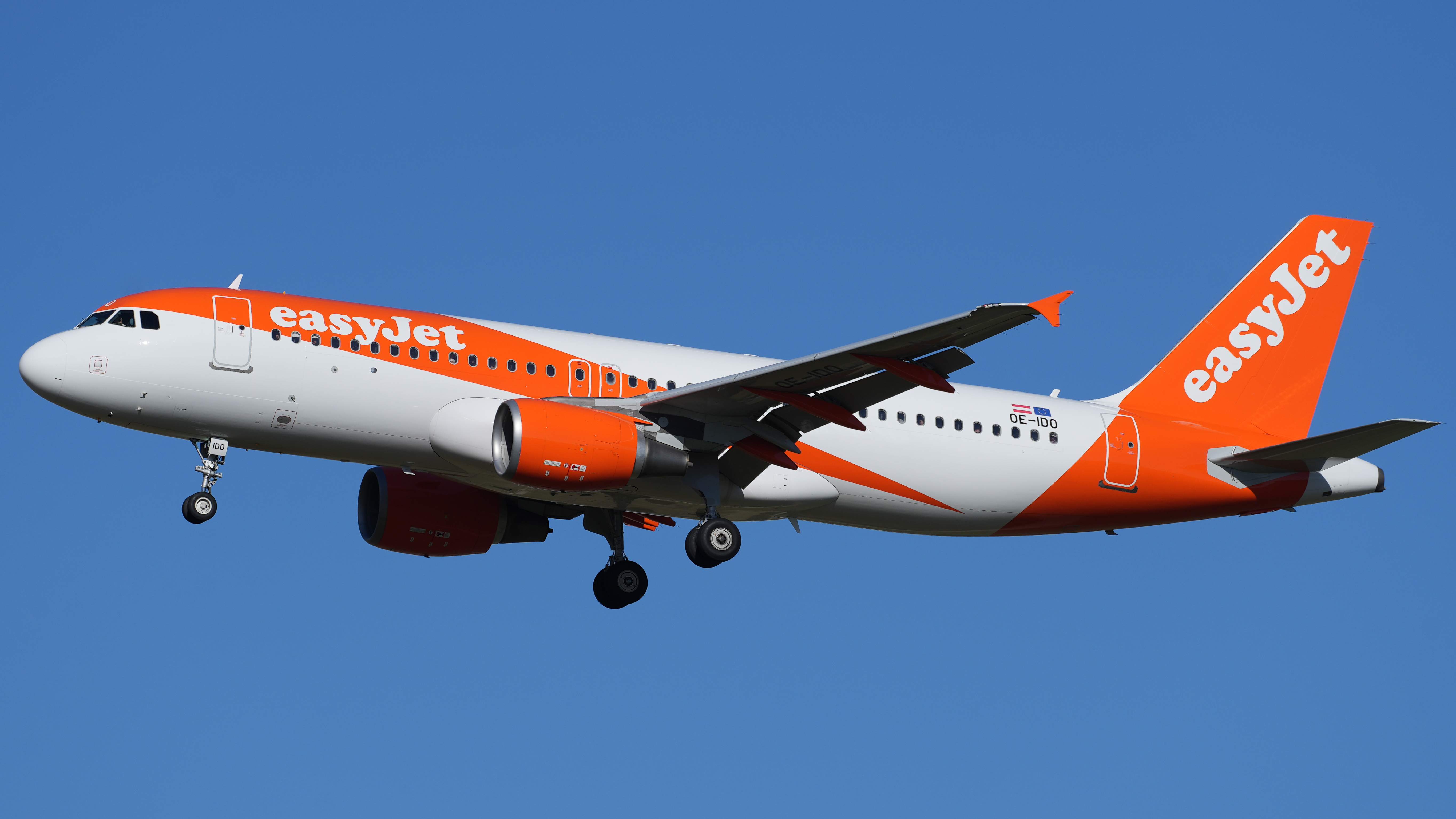 Aeroporto de Berlim-Brandemburgo, Airbus A320-214 da easyJet Europe OE-IDO (DSC07809)