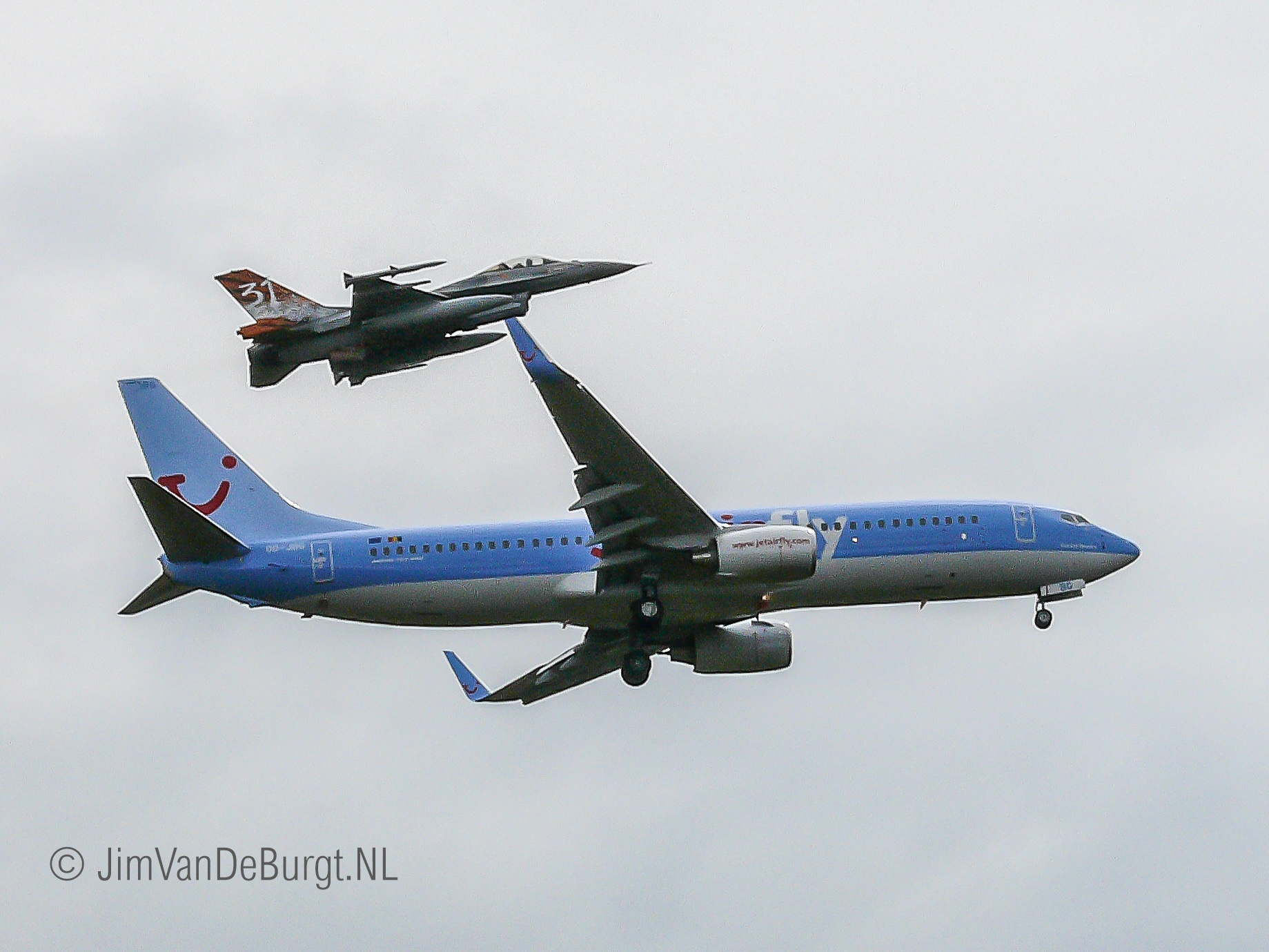 Boeing 737-800 (Jetair Fly) y F-16, Fuerza Aérea Belga, Sanicole Airshow 2008