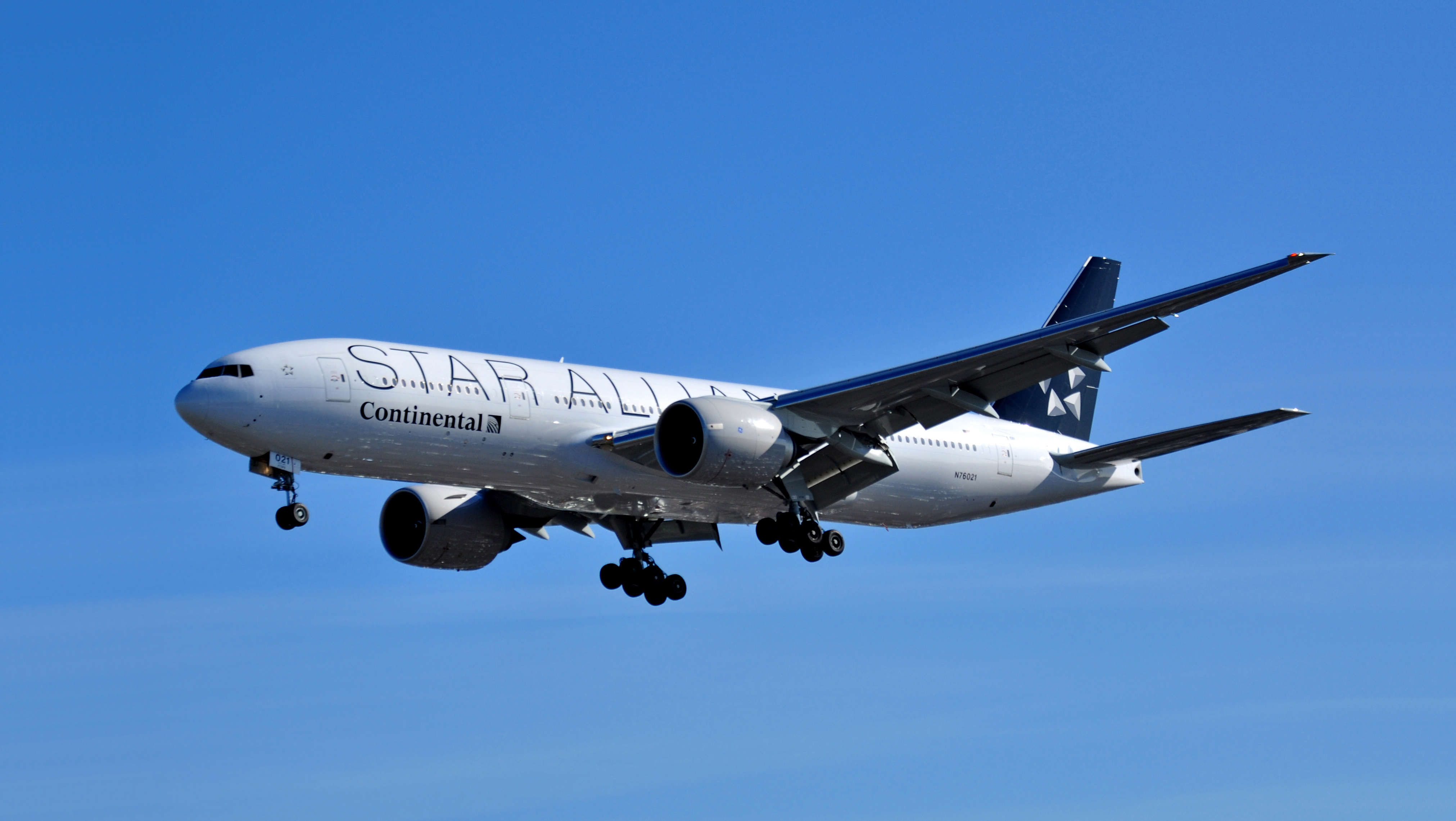 Boeing 777-224ER - Star Alliance (Continental Airlines) (N76021) widened