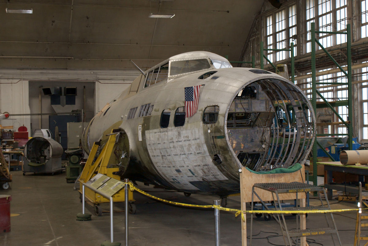 Boeing B-17D BO 40-3097 The Swoose, muso destro, restauro al NMUSAF