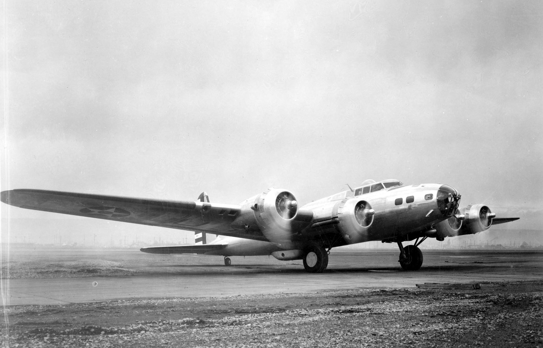 Boeing B-17D con los motores en marcha