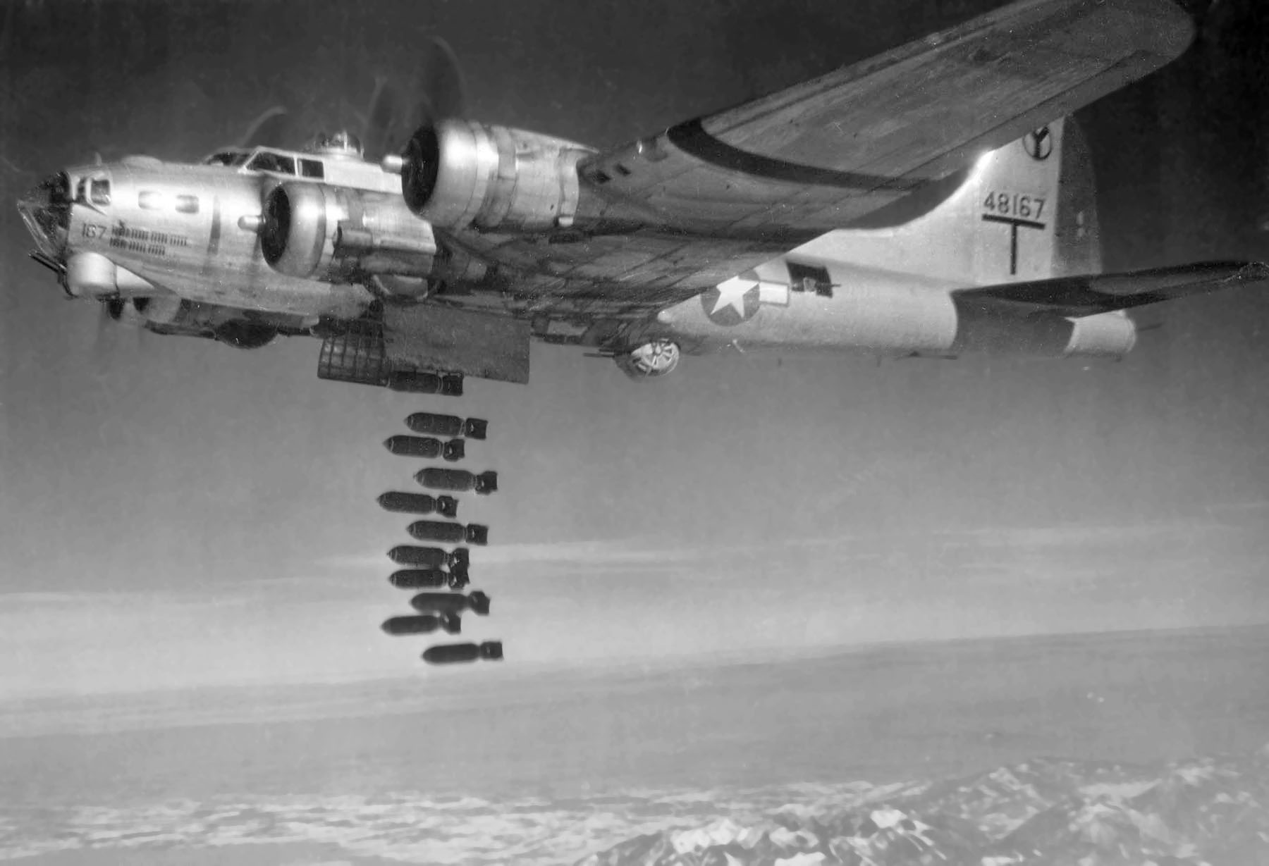 Boeing B-17G del 2nd BG lanzando bombas