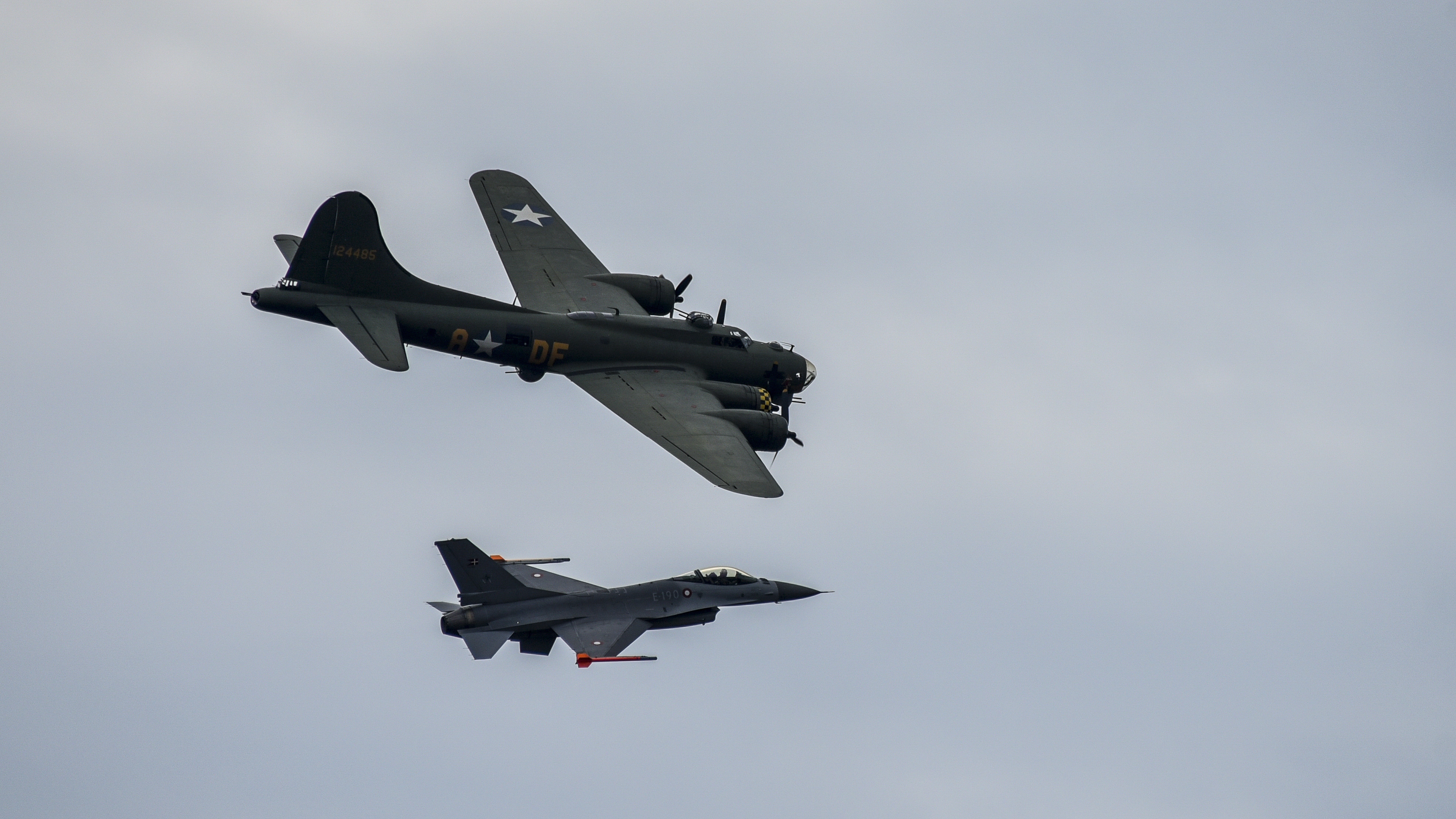 Boeing B-17 Flying Fortress y F-16 Fighting Falcon, Sanicole Airshow 2024