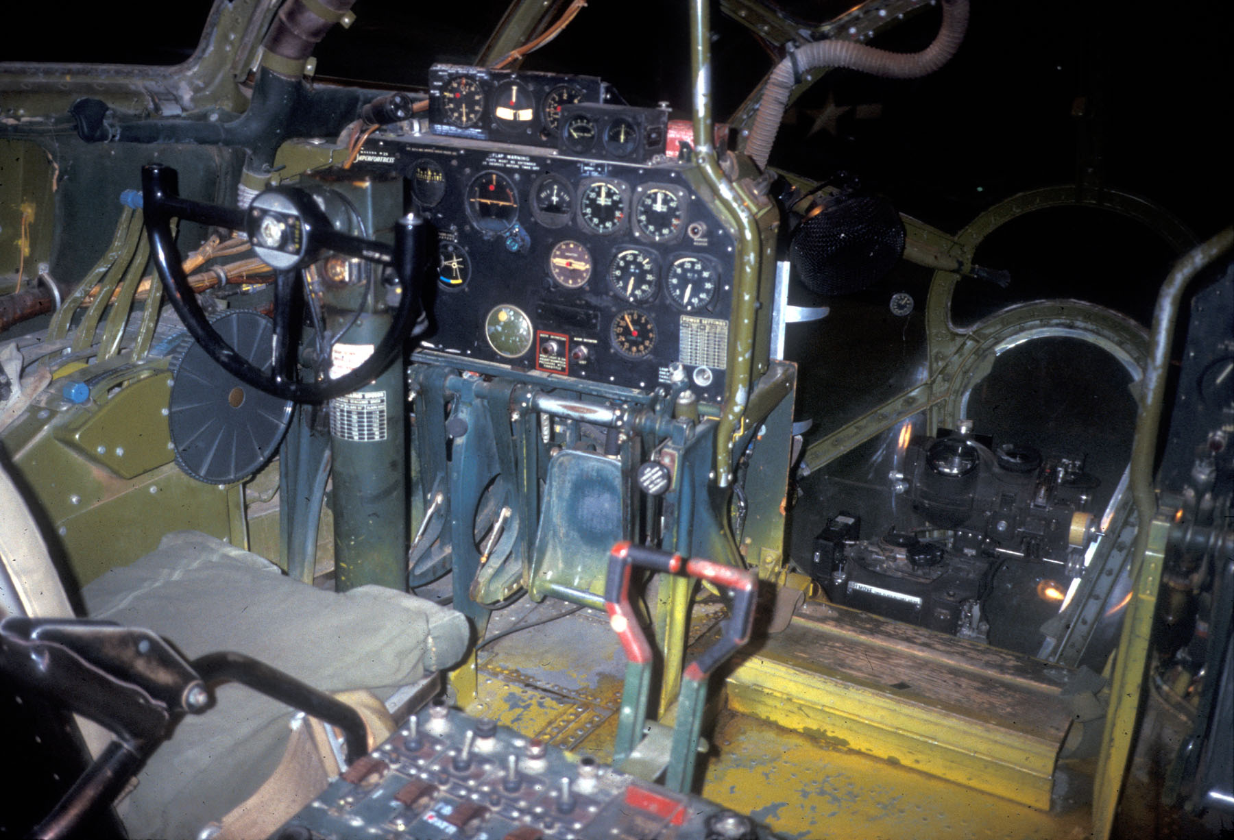 Cockpit du Boeing B-29 Bockscar, USAF