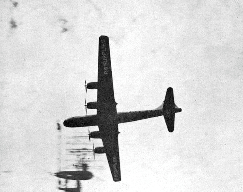 Boeing B-29 Superfortress in missione di rifornimento sorvola Nagasaki, in Giappone, nel settembre 1945