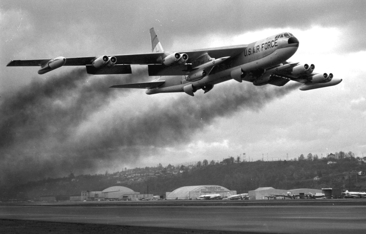 Despegue de un Boeing B-52F con misiles AGM-28 Hound Dog