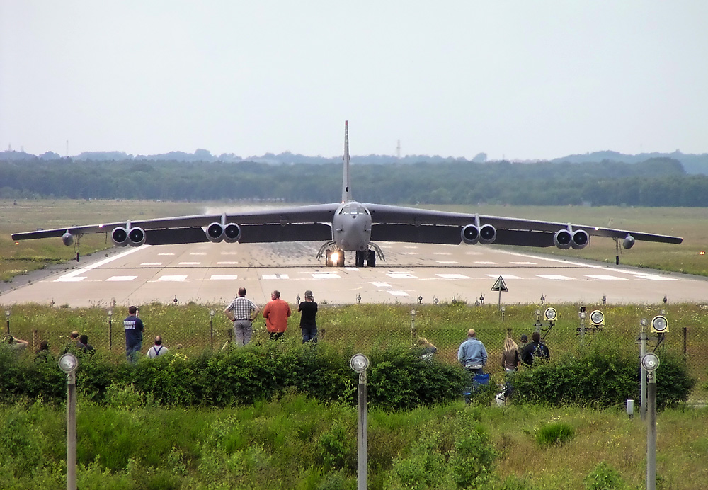 Boeing B-52H USAF 60-0059, vista frontal, ETNG