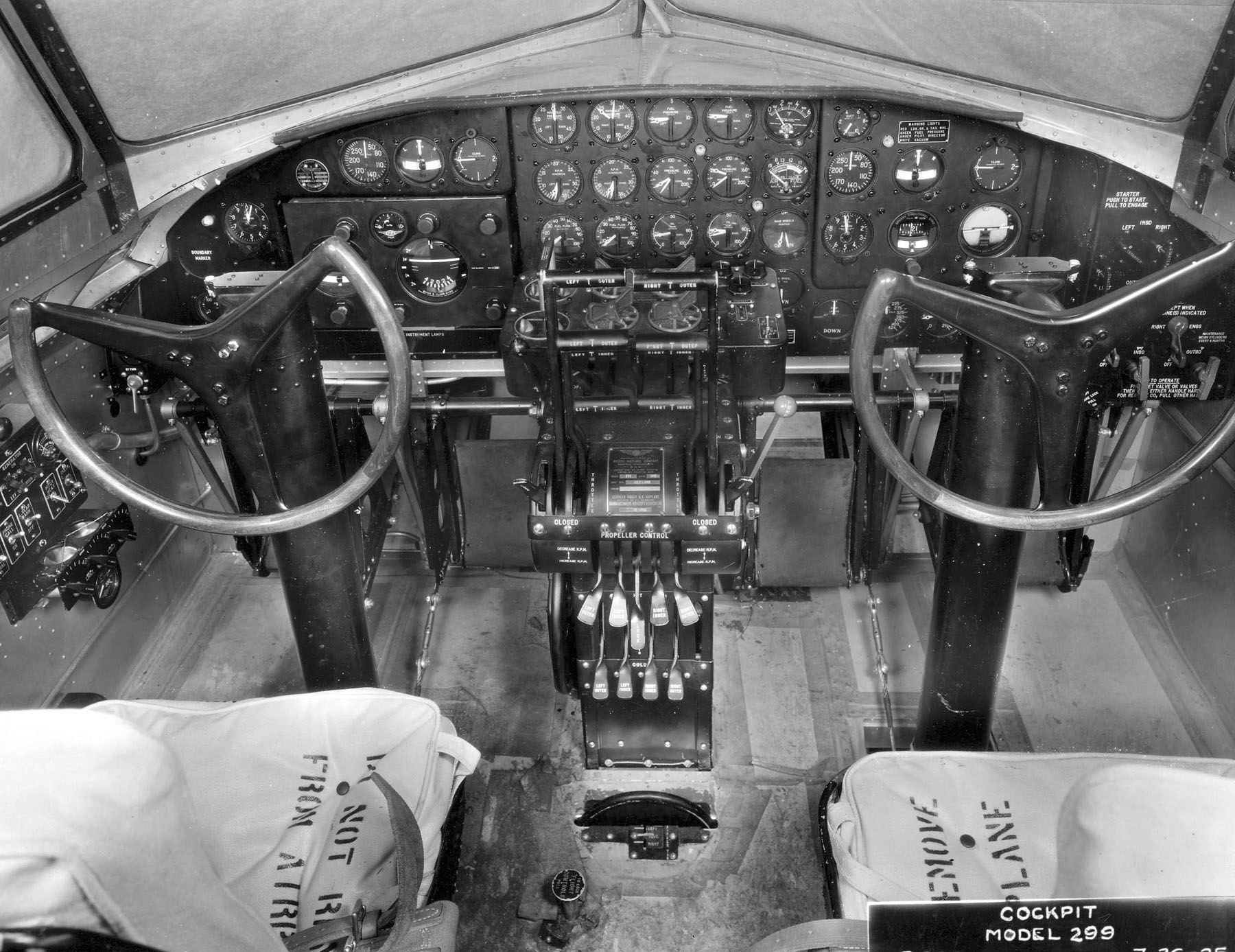Boeing Model 299, cabina de pilotaje (26 de julio de 1935)