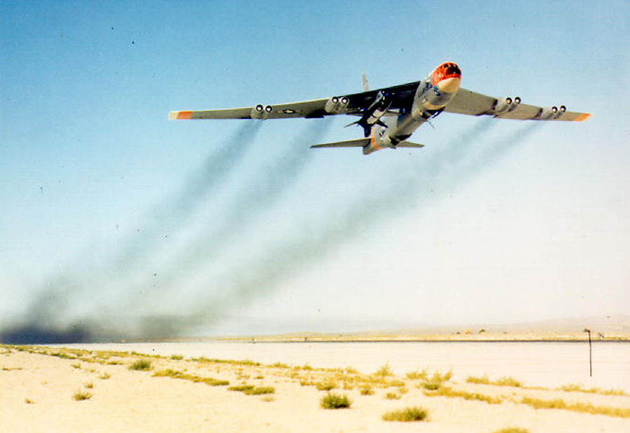 Despegue del Boeing NB-52B 061127 F-1234S 007