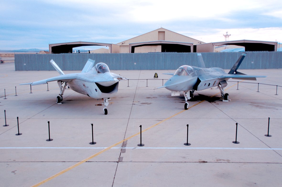 Boeing X-32 e Lockheed Martin X-35 em Edwards