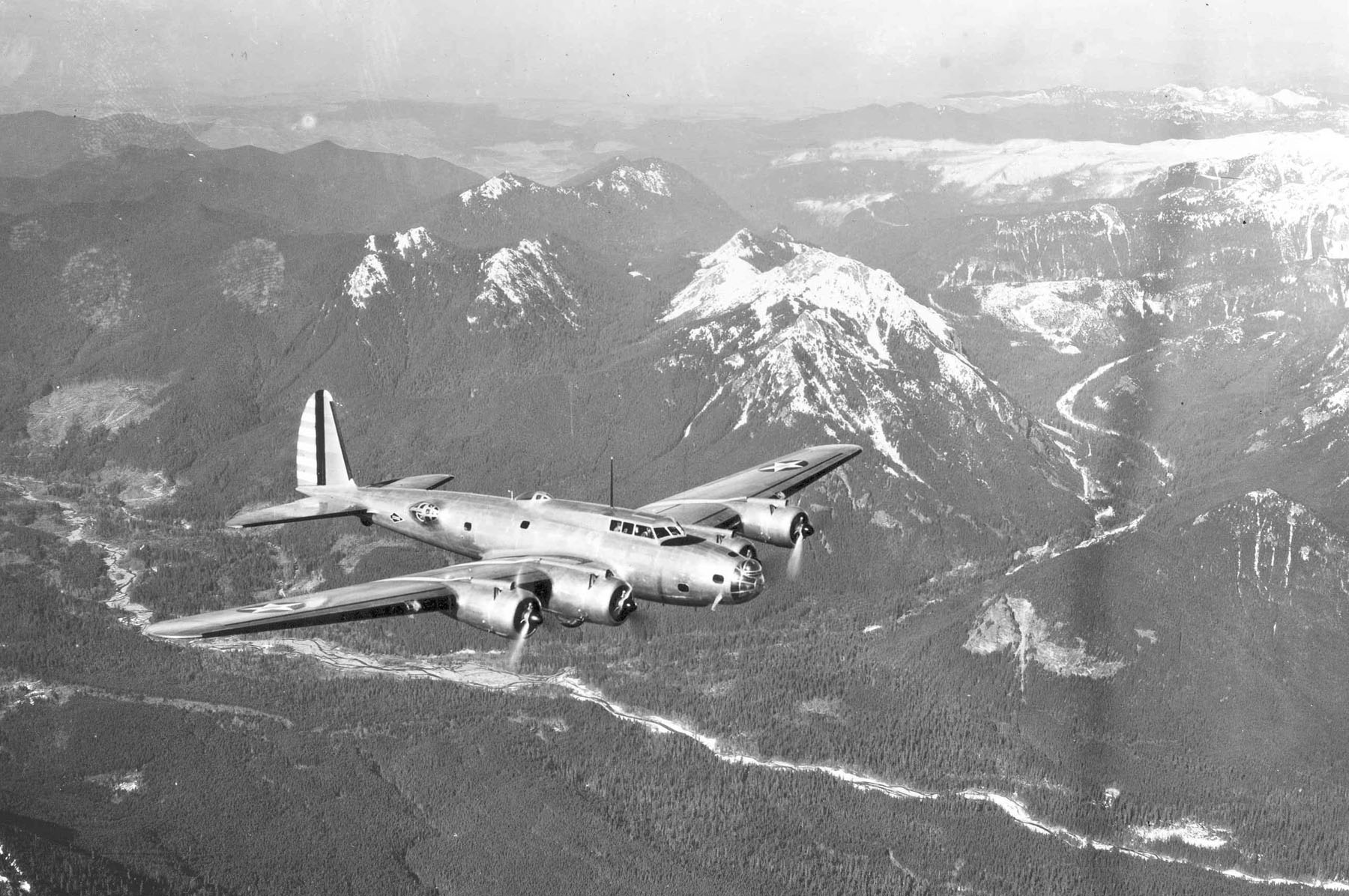 Boeing Y1B-17A en vuelo cerca del monte Rainier, Washington