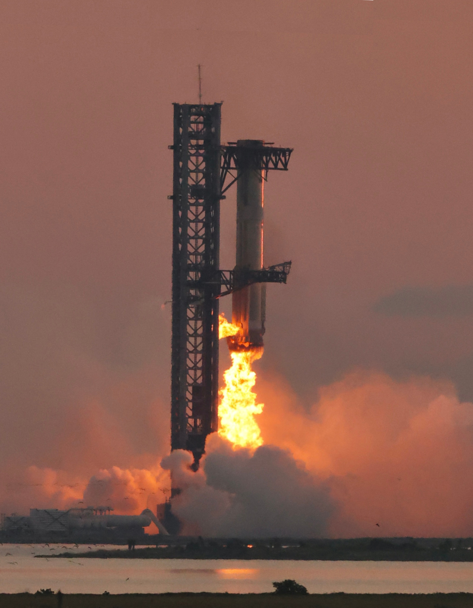 Booster catturato dai bracci della torre (bacchette) a Mechazilla, IFT-5