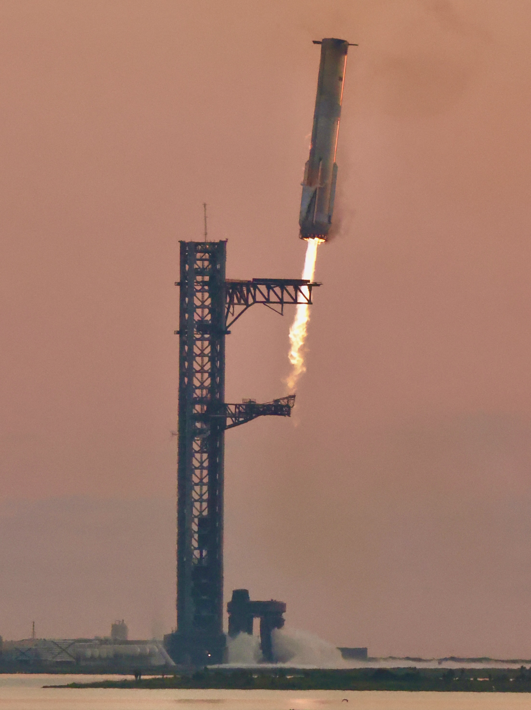 Booster return, final approach (cropped)