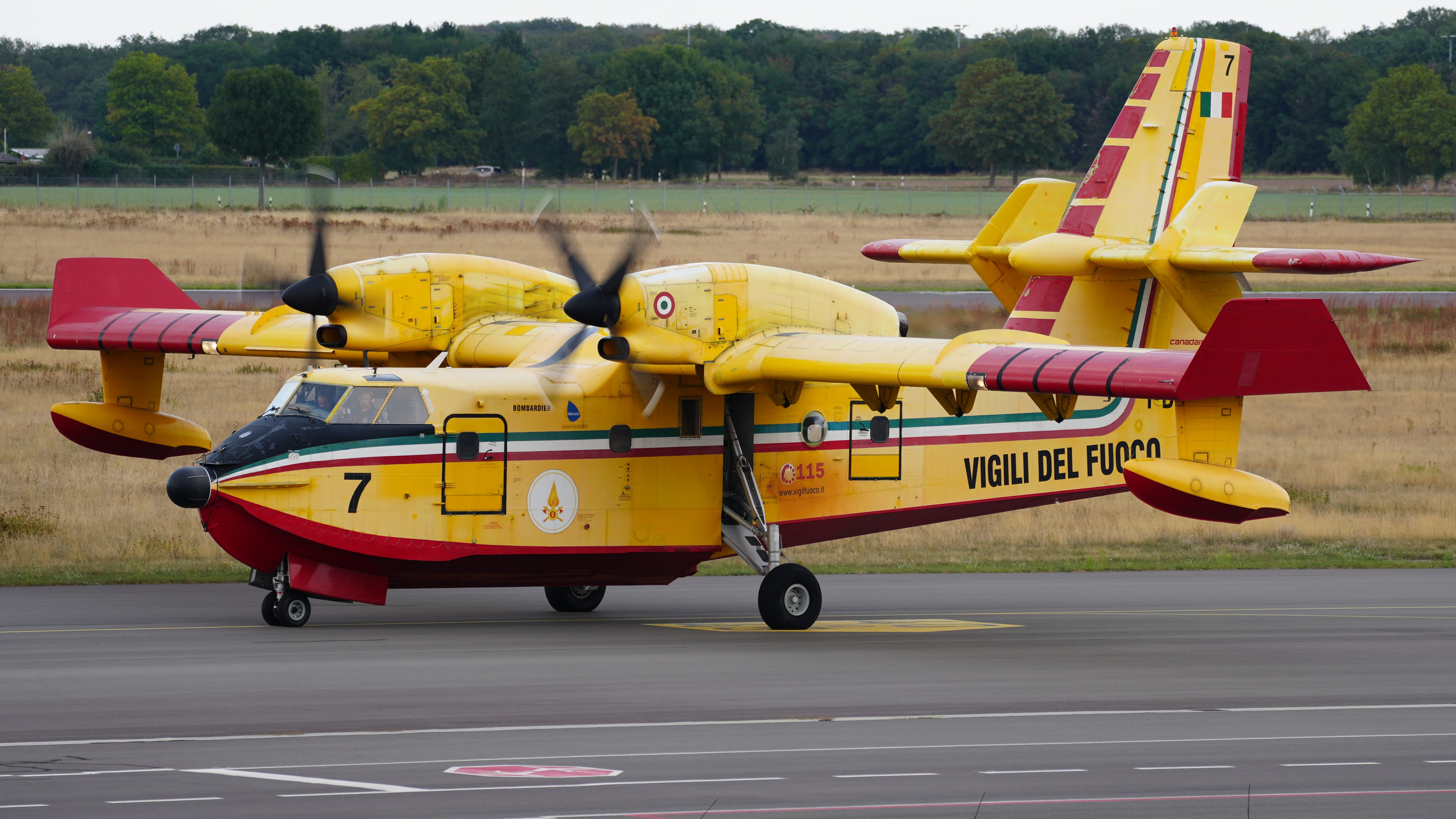 Braunschweig Airport Vigili del Fuoco Bombardier Canadair CL-415 I DPCD (DSC01377)