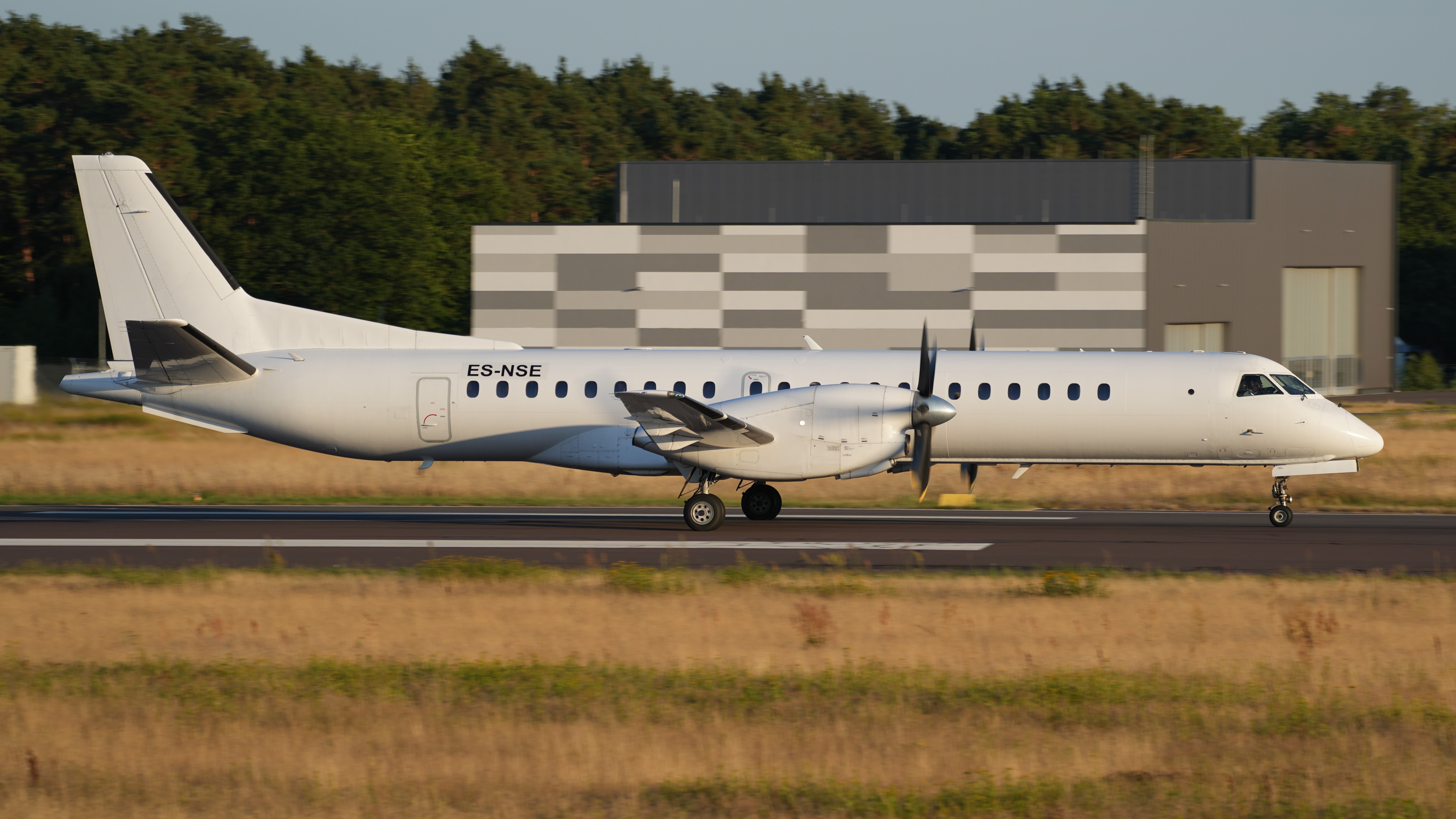 Aeroporto di Braunschweig, Saab 2000 ES-NSE di NyxAir (DSC09708)