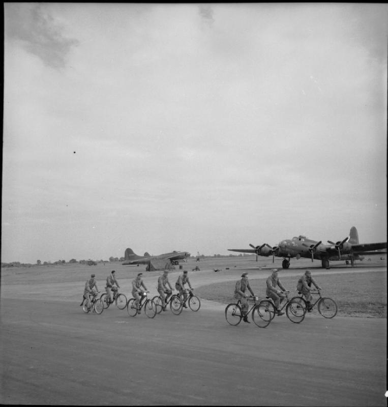 Équipement britannique sur un aérodrome américain : coopération anglo-américaine dans la Grande-Bretagne en guerre, 1943 (D15131)