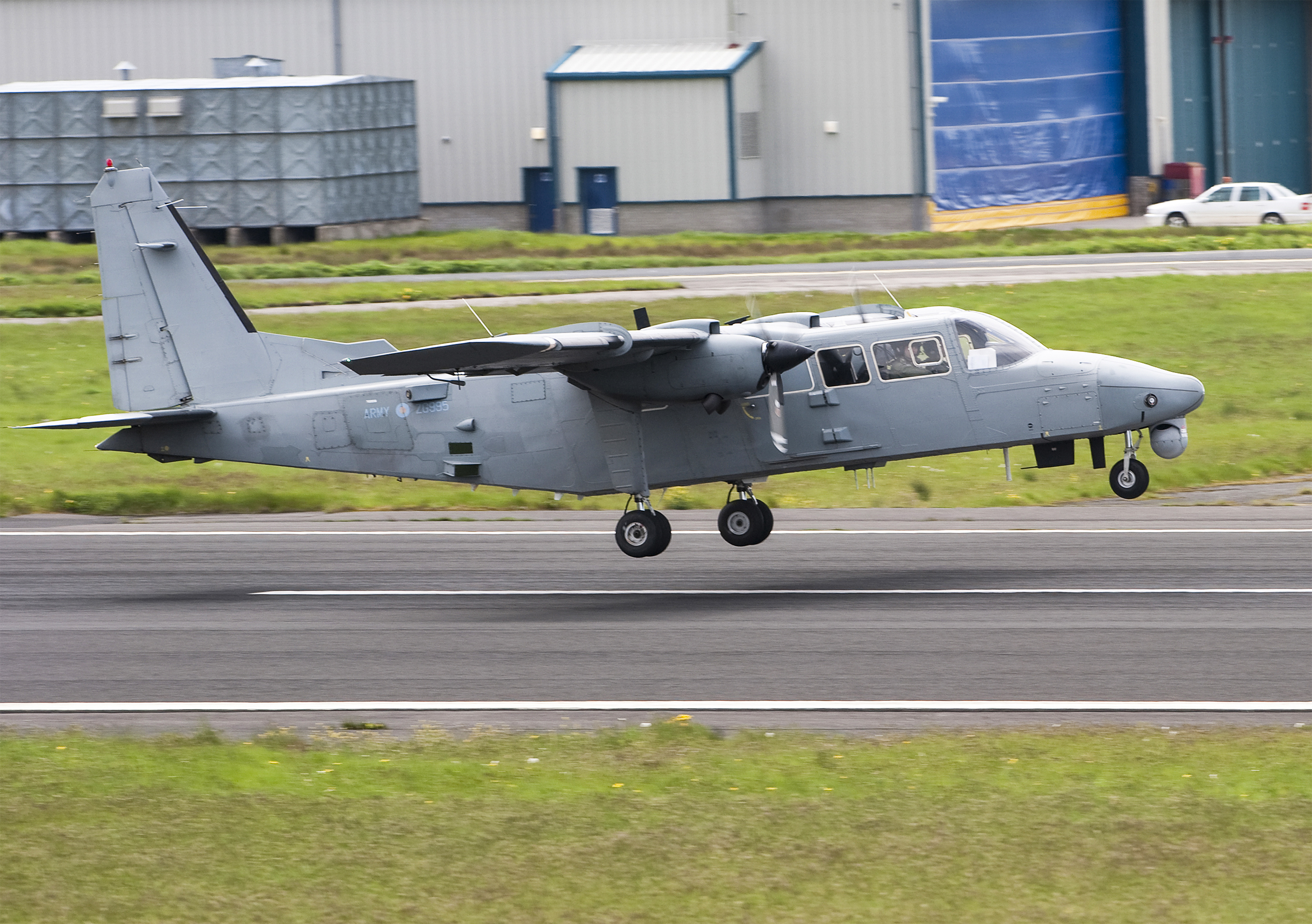 Britten-Norman Defender 4000 dell'Army Air Corps in atterraggio alla base aerea di Aldergrove