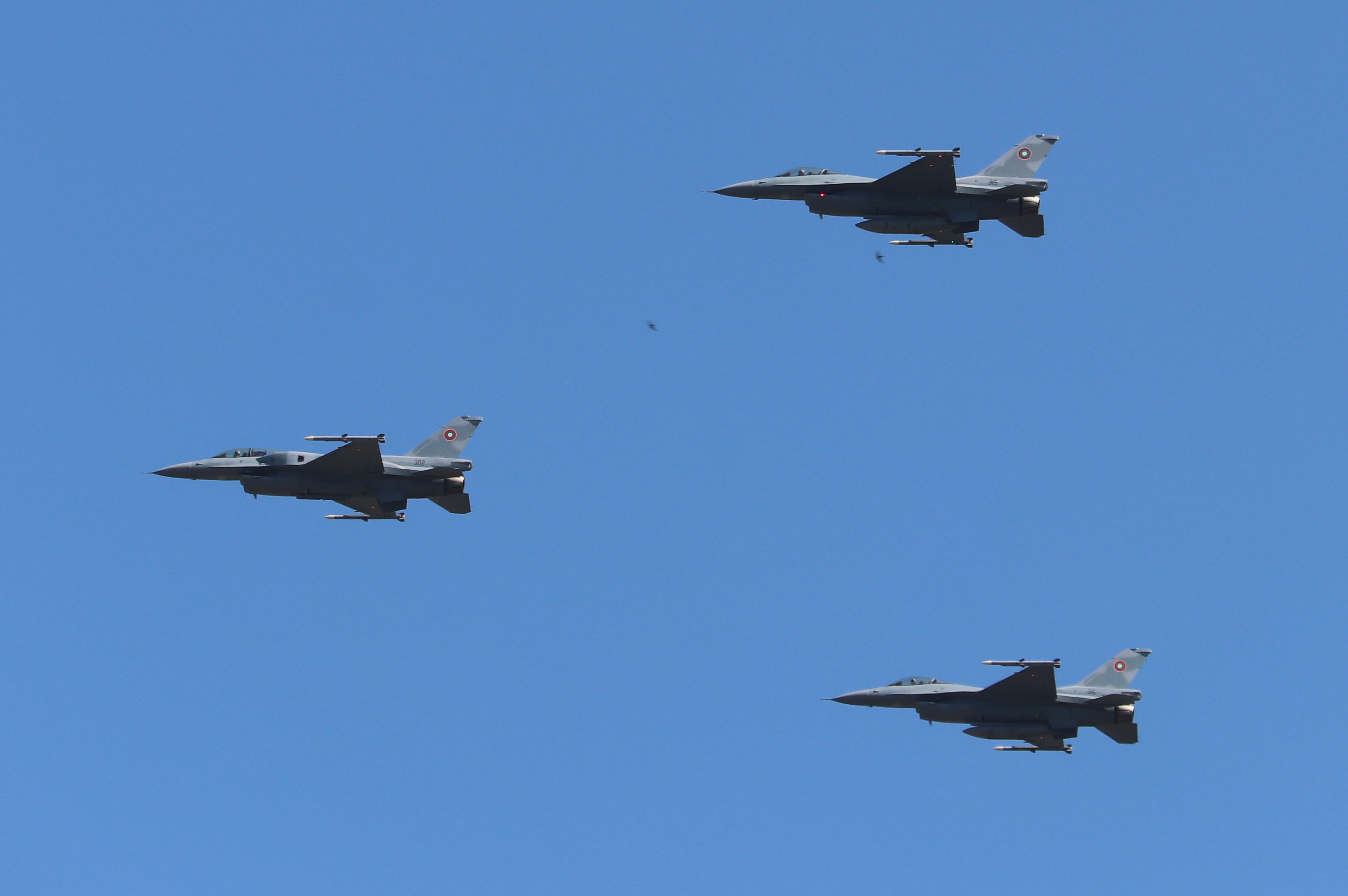 F-16 Block 70 dell'Aeronautica Militare Bulgara diretto alla parata militare del 6 maggio, Sofia (2)