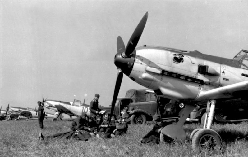 Bundesarchiv Bild 101I-058-1784A 14, Frankreich, Jagdflugzeuge Me 109 auf Feldflugplatz