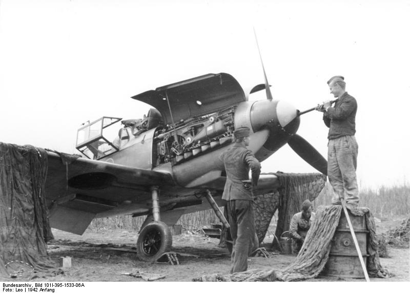 Bundesarchiv Bild 101I-395-1533-06A, Russland, Wartung einer Me 109