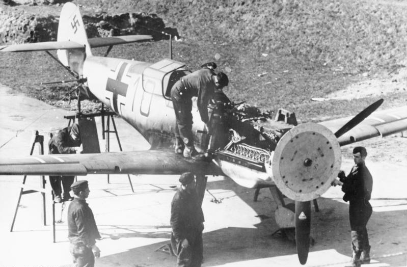 Bundesarchiv Bild 146-2006-0002, Flugzeug Messerschmitt Me 109, Justieren des M Gs