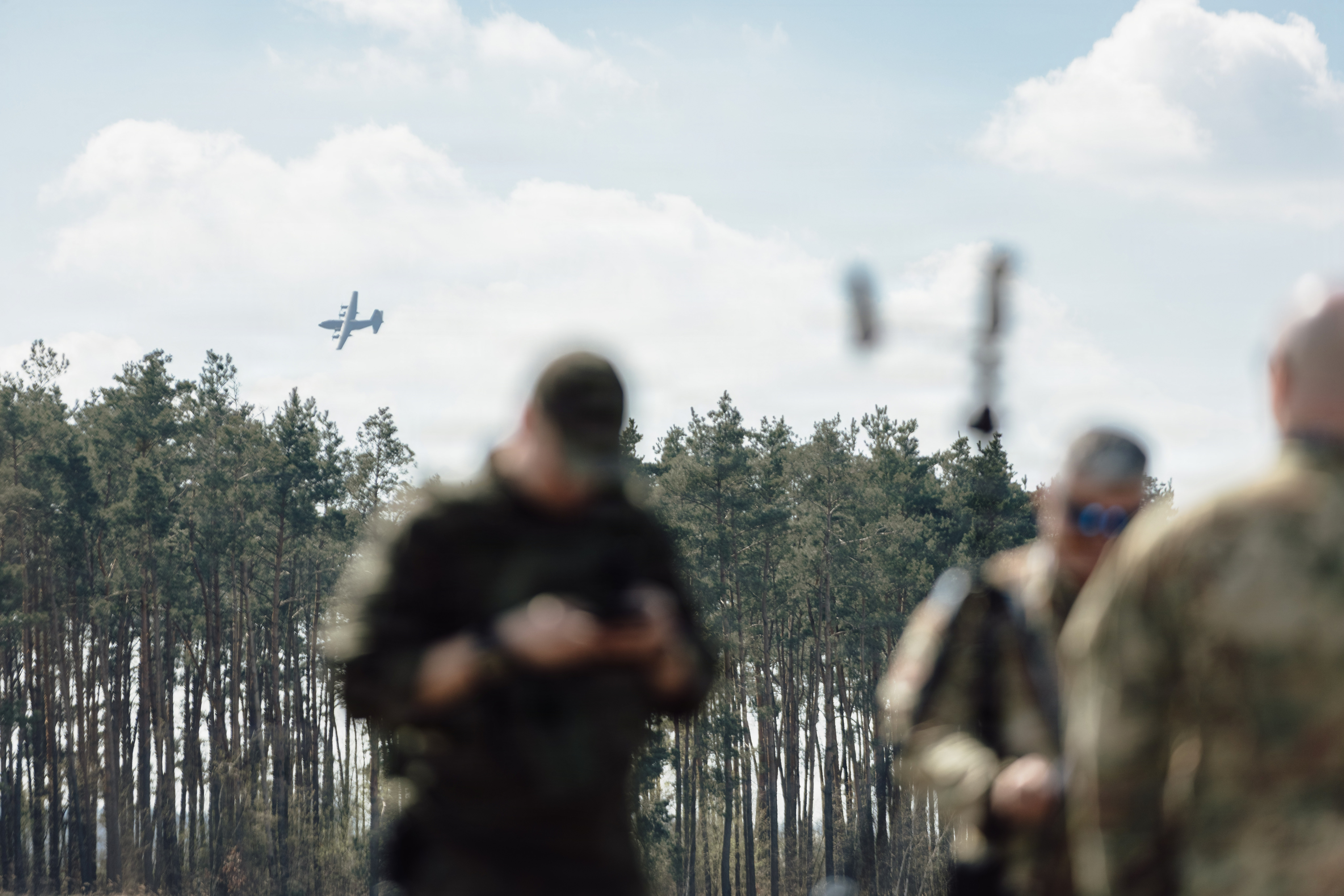 Eine C-130H Hercules führt einen Abwurf für die Hussar Saber 26-1 durch