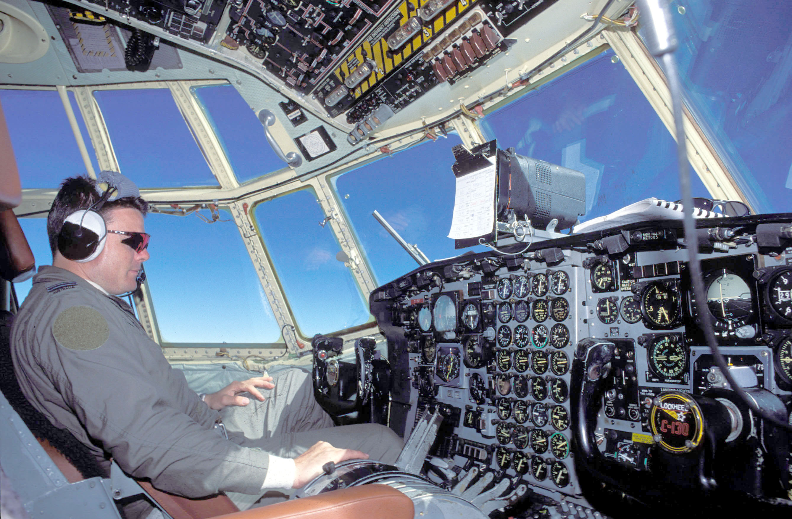 Cabina de un C-130 Hercules hg