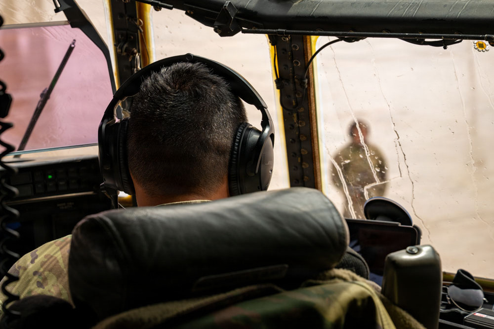 Una tripulación de C-130 transporta carga en Oriente Medio