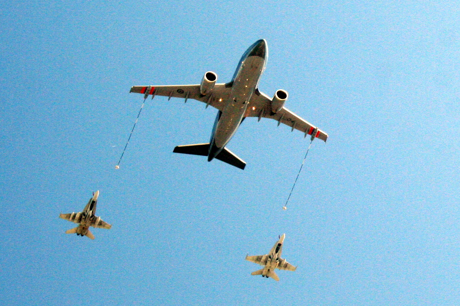 CC-150-Polaris-Tankflugzeug bei der Luftbetankung zweier CF-18 Hornet