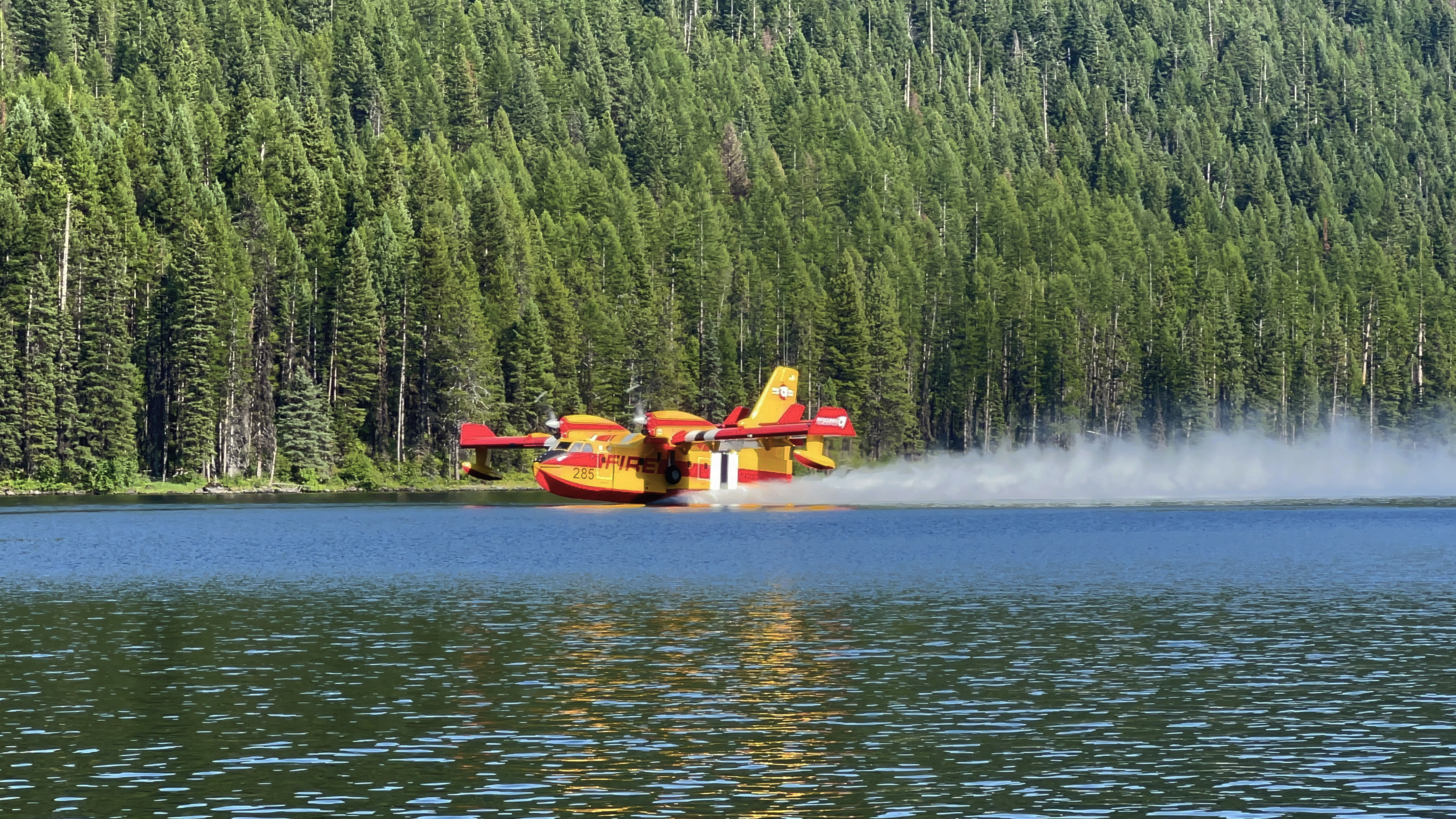 El CL-415EAF Super Scooper cargando agua en un lago