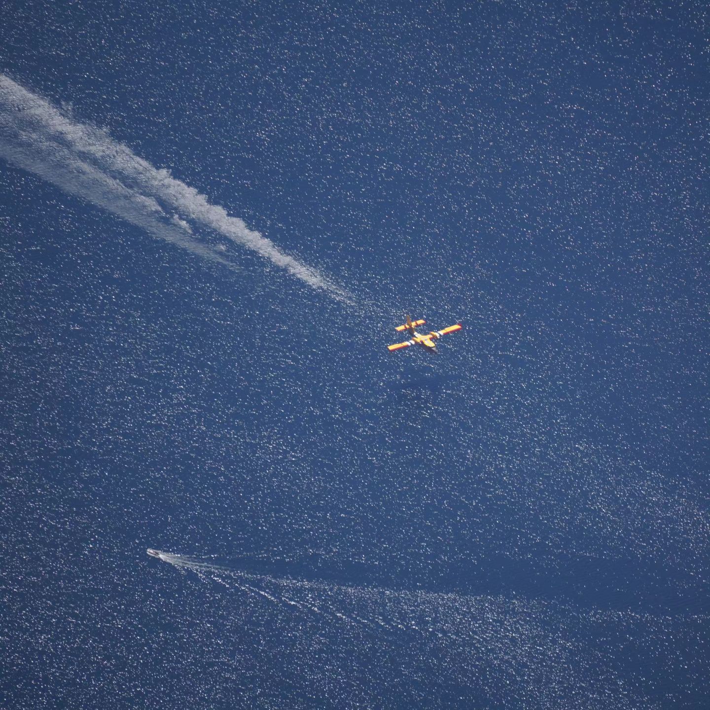 CL-415EAF aproximando-se de um lago para captar água, incêndio Colt, 2023