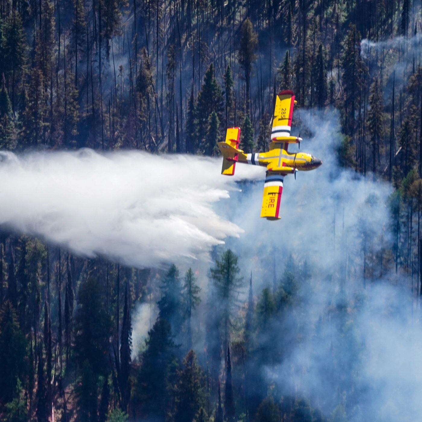 CL-415EAF larguant de l'eau sur l'incendie Colt (3)