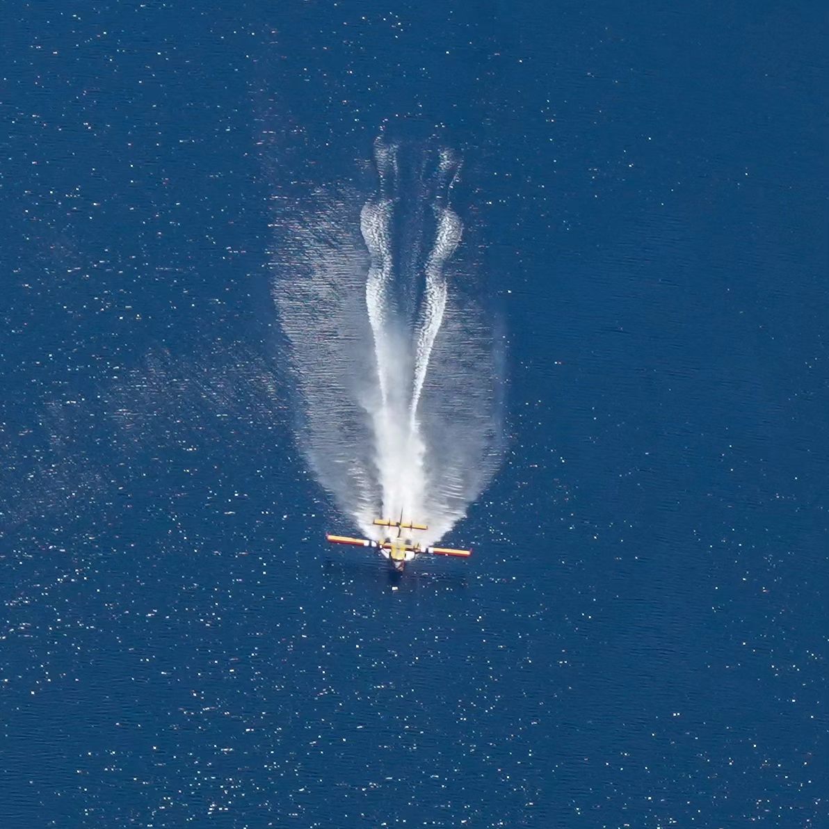 CL-415EAF cargando agua en un lago, incendio Colt, 19 de julio de 2023