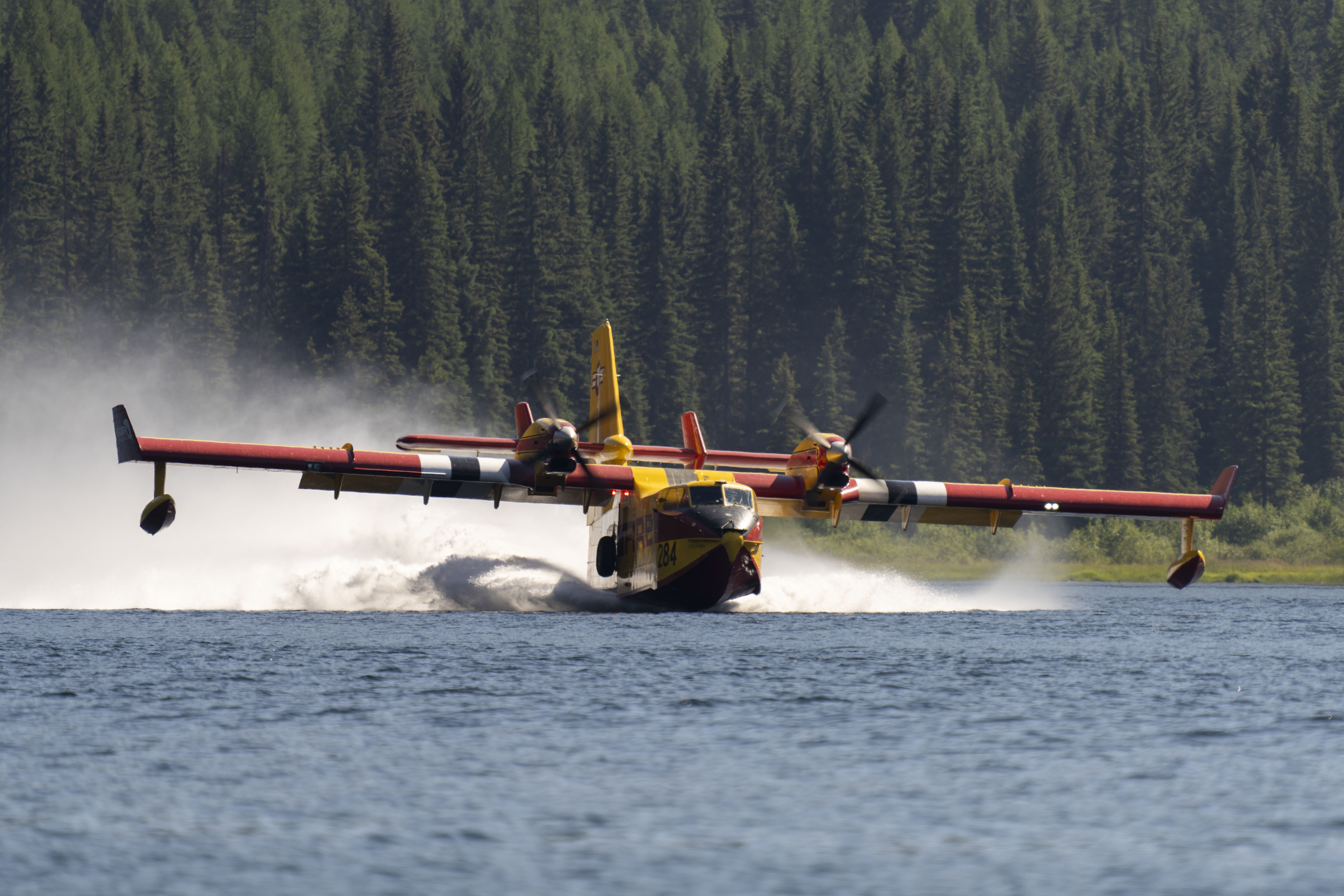 CL-415EAF cargando agua en un lago, incendio Colt, 22 de julio de 2023 (2)
