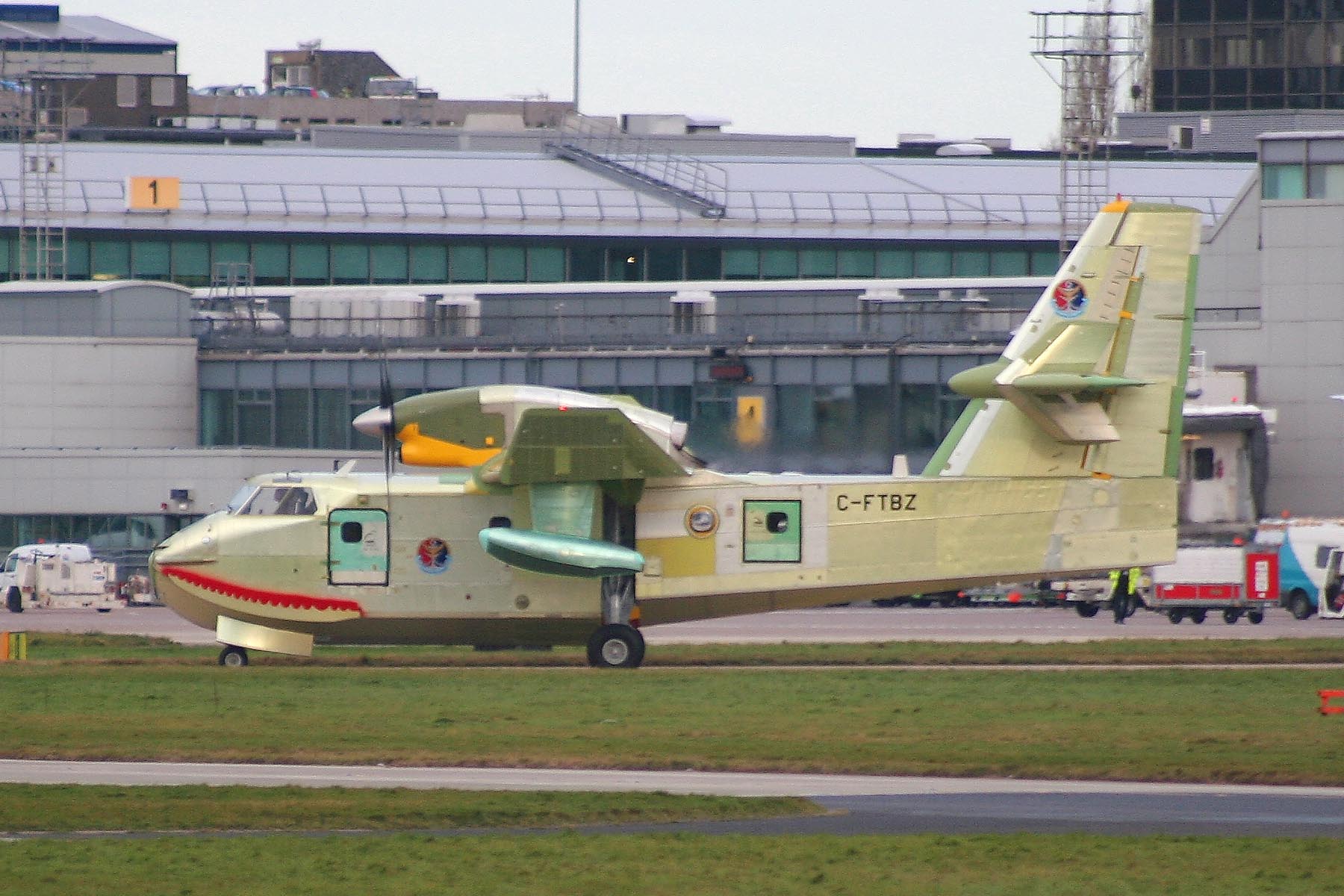 CL-415MP C FTBZ (más tarde MMEA M71-01) en vuelo de entrega a Malasia
