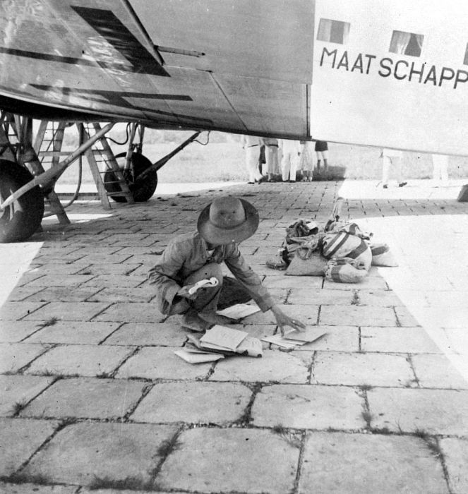 COLLECTIE TROPENMUSEUM Carteiro classifica o correio aéreo T Mnr