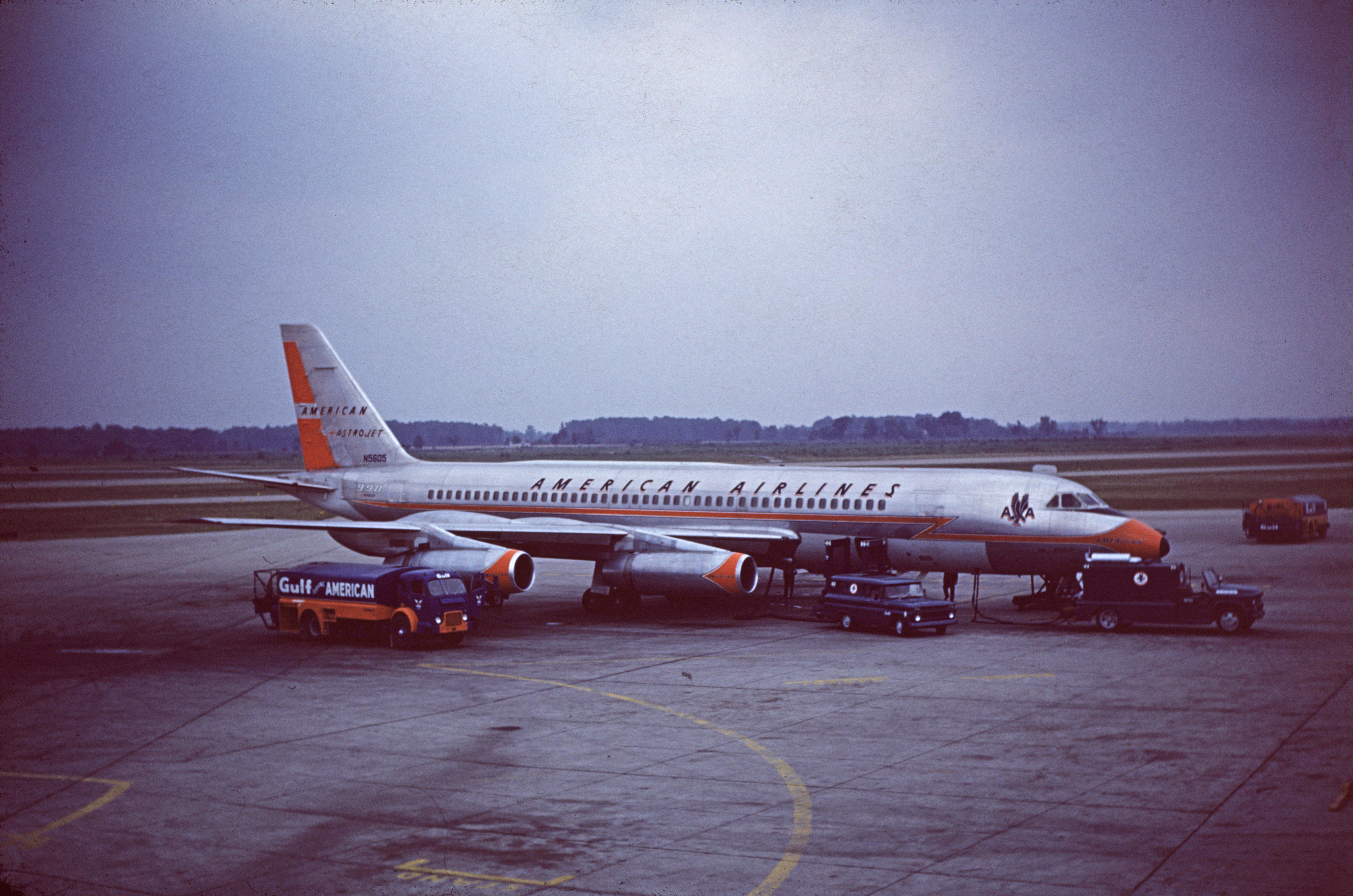CONVAIR 990 Coronado di American Airlines ("Stratojet") durante il rifornimento nell'agosto del 1963