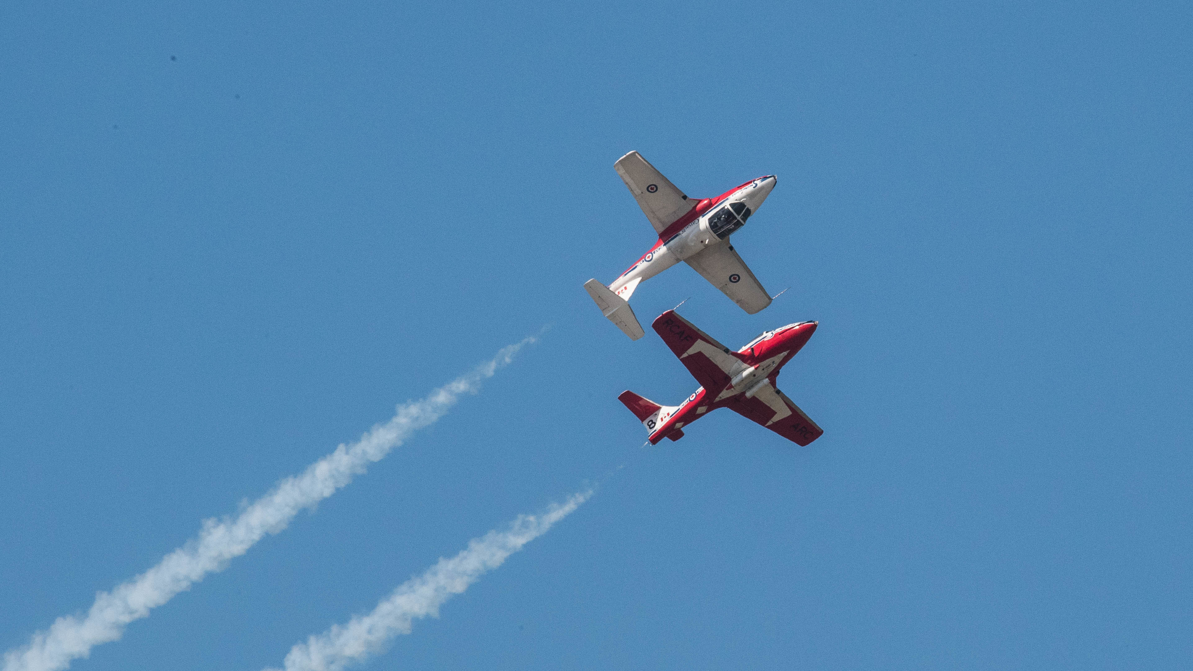 Des CT-114 Tutor du 431e Escadron de démonstration aérienne effectuent des manœuvres aériennes
