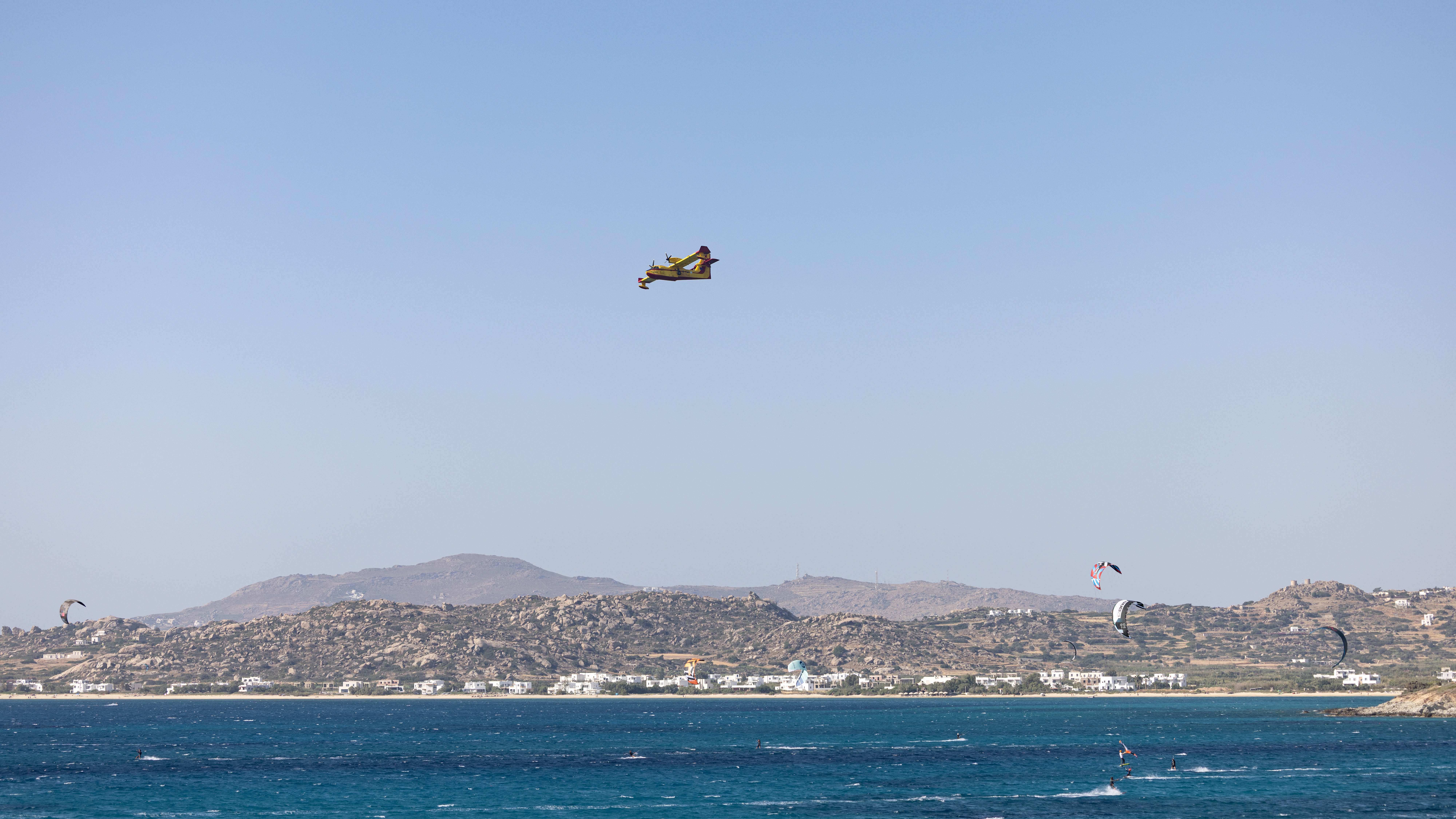 Canadair CL-415GR 2054 de la Fuerza Aérea Helénica frente a Naxos (2025), vista 3