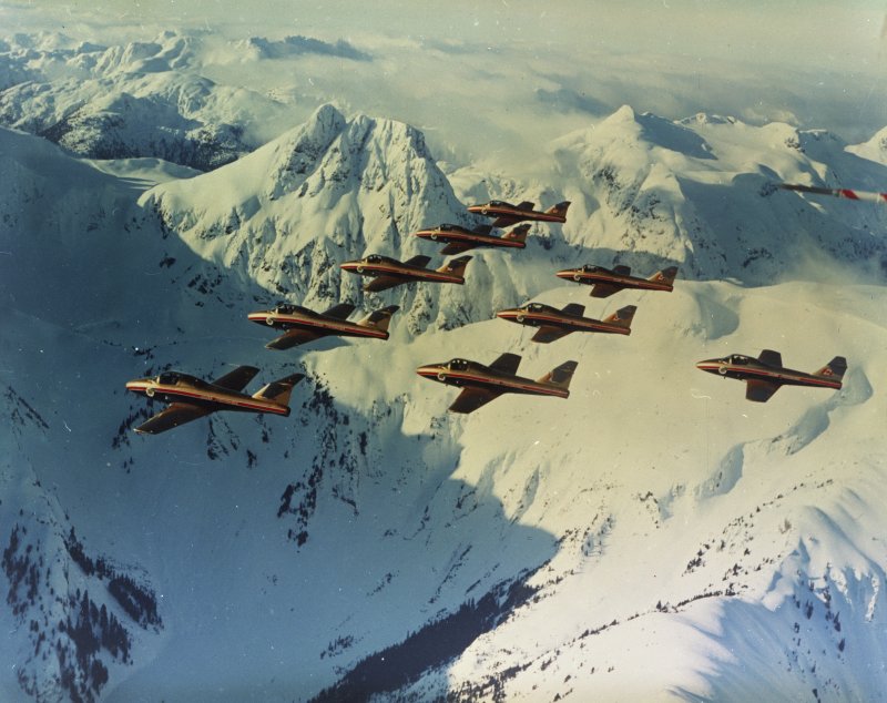 Avions Canadair CL-41 en vol au-dessus de montagnes enneigées (archives de négatifs Convair)