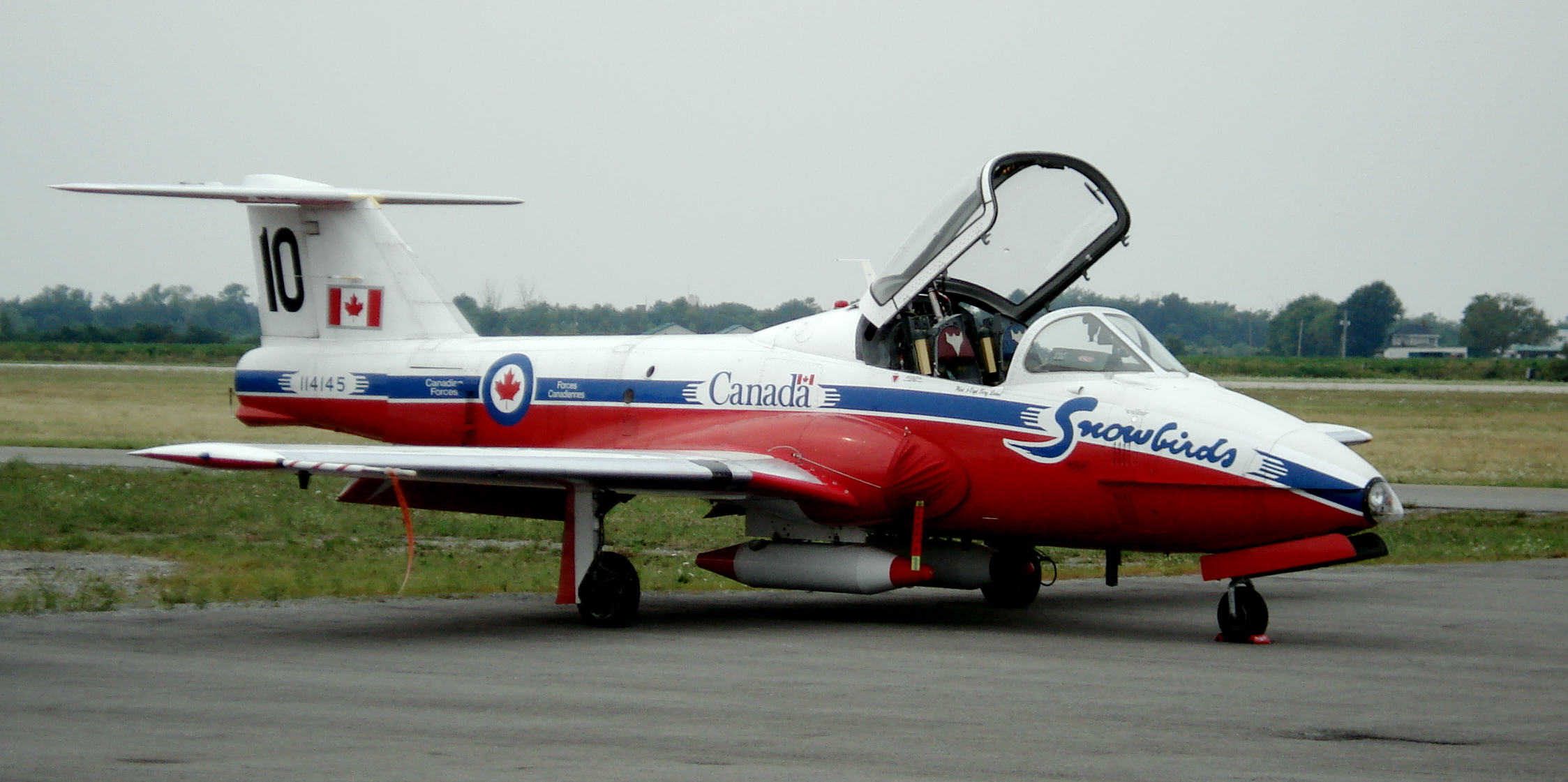 Snowbirds canadesi CT-114 Tutor — Ct114 tutor snowbirds stcatharines 1