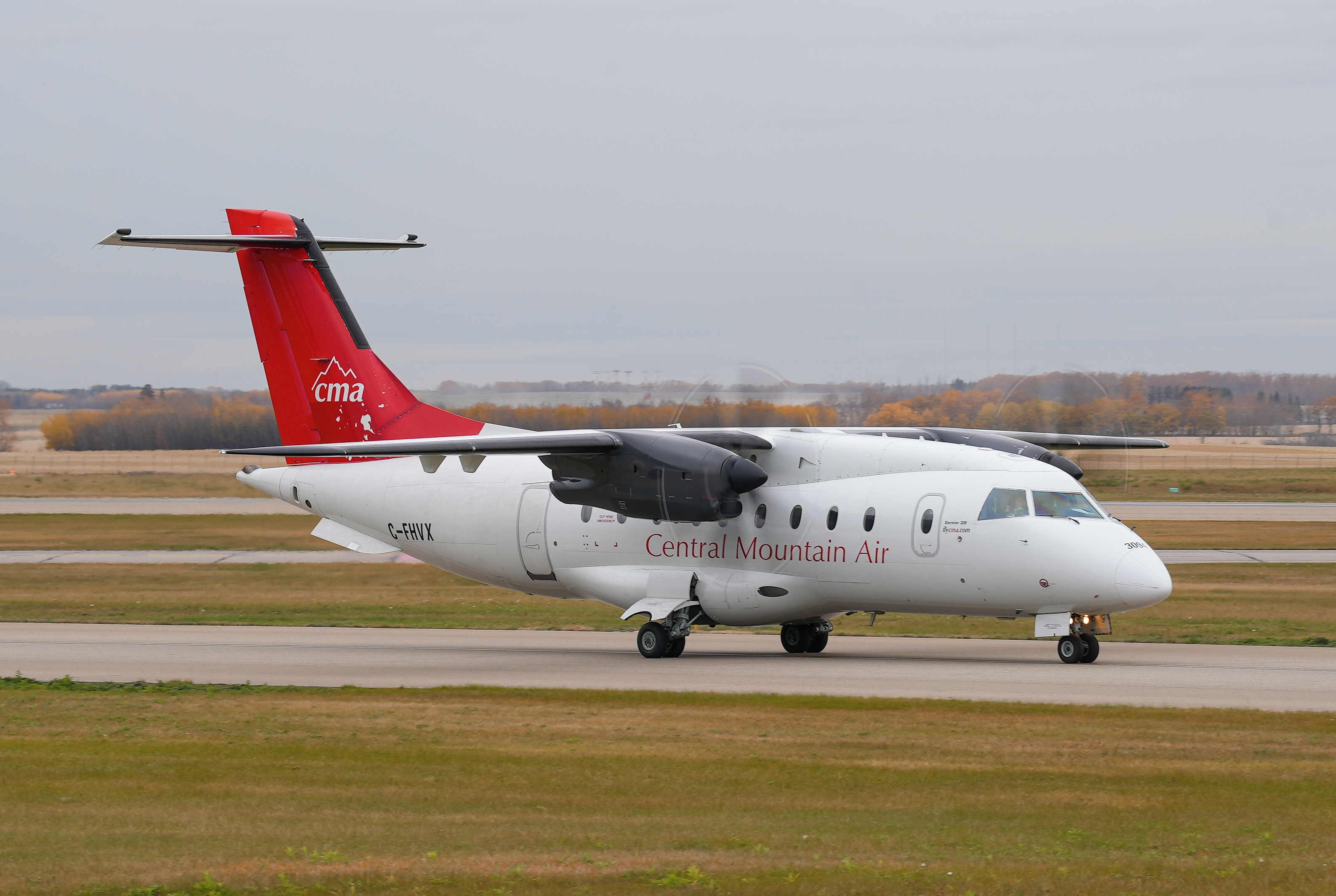 Dornier 328-110 (C-FHVX) de Central Mountain Air à l'aéroport international d'Edmonton