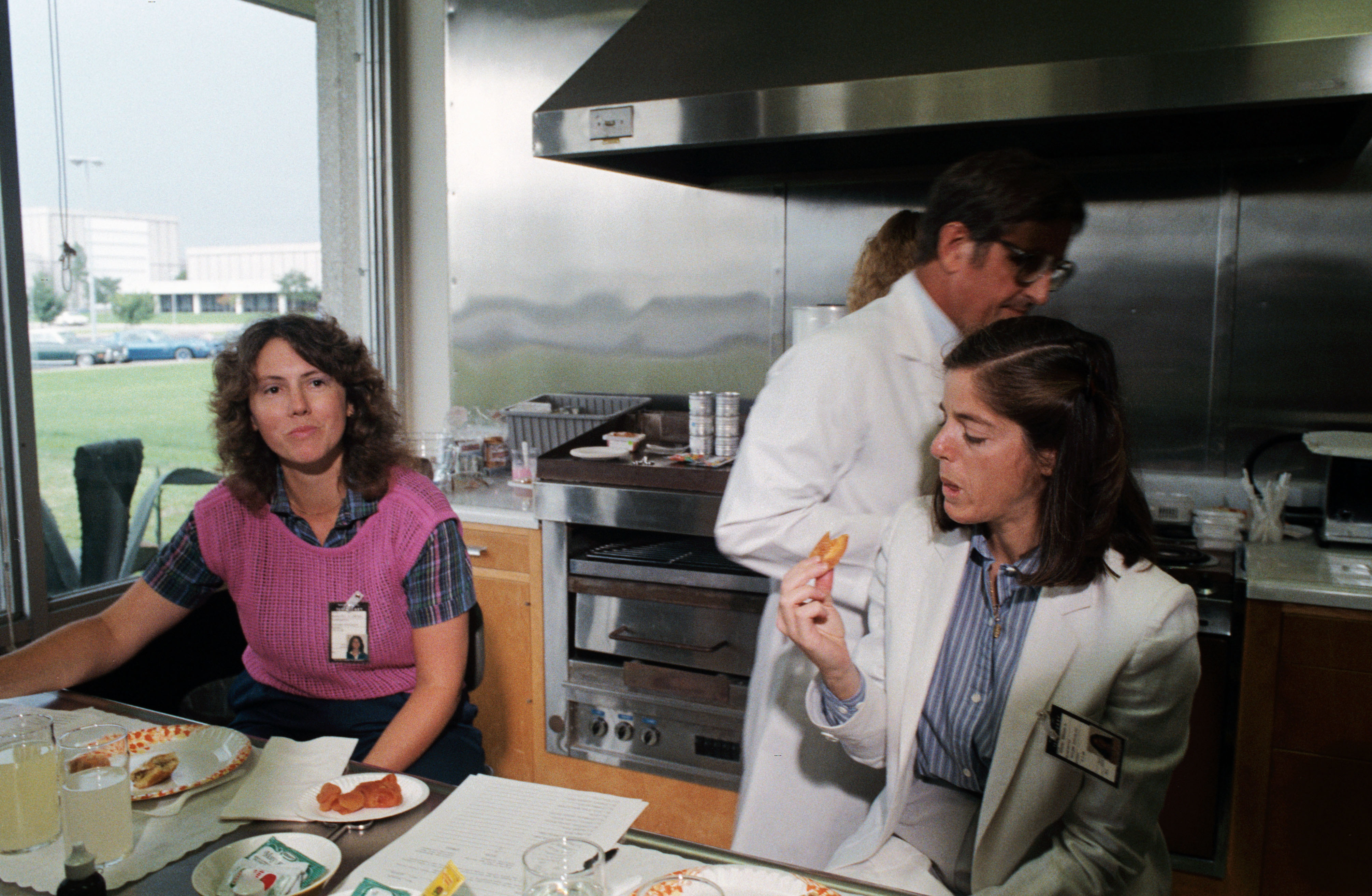 Christa McAuliffe comiendo platos de comida espacial