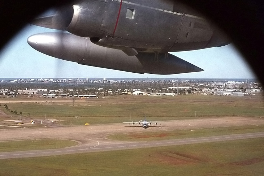 Subindo a partir do Aeroporto de Darwin num Lockheed C-130A Hercules da RAAF