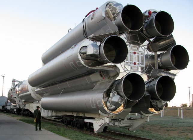 Vista cercana de la primera etapa del Proton-M y sus motores